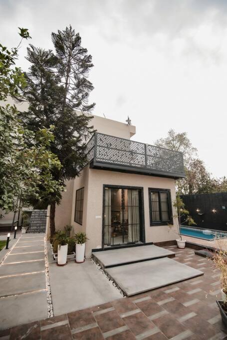 Saiba Outhouse- 4 Bed Room- Pool- Theatre- Partyhall- Garden & Terrace Sitting Area