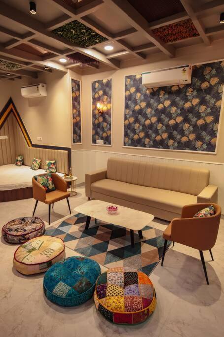 Saiba Outhouse- 4 Bed Room- Pool- Theatre- Partyhall- Garden & Terrace Sitting Area