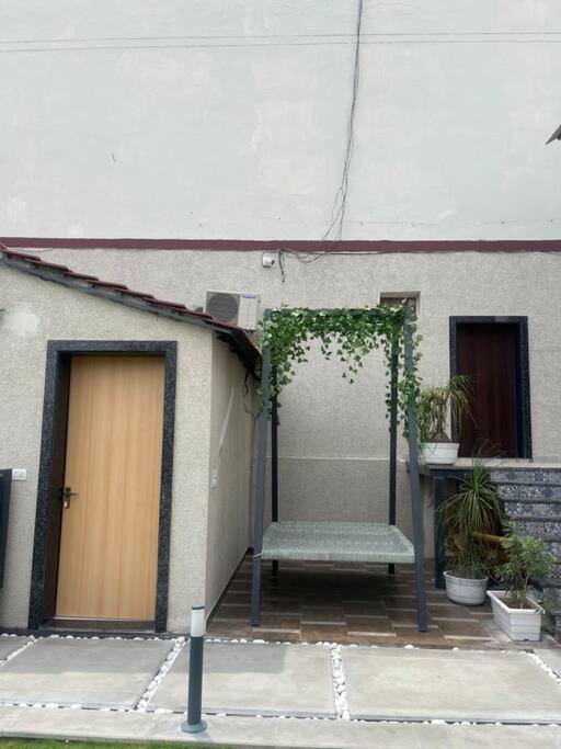 Saiba Outhouse- 4 Bed Room- Pool- Theatre- Partyhall- Garden & Terrace Sitting Area Holiday home
