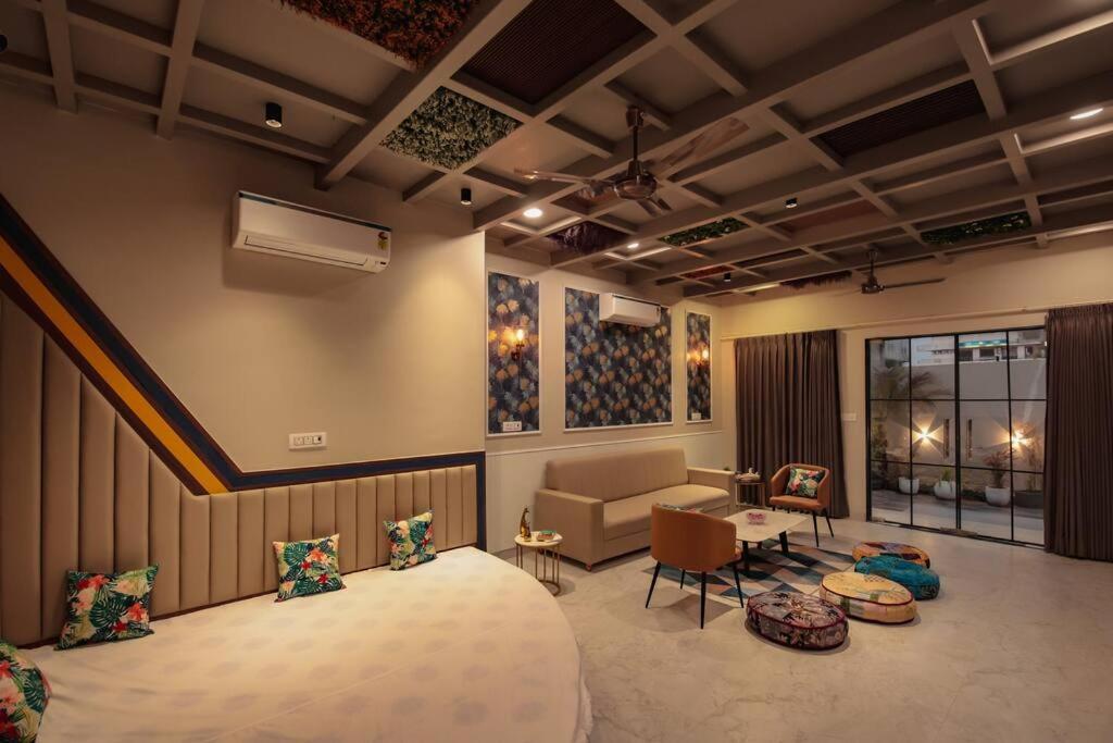 Saiba Outhouse- 4 Bed Room- Pool- Theatre- Partyhall- Garden & Terrace Sitting Area Holiday home Jaipur