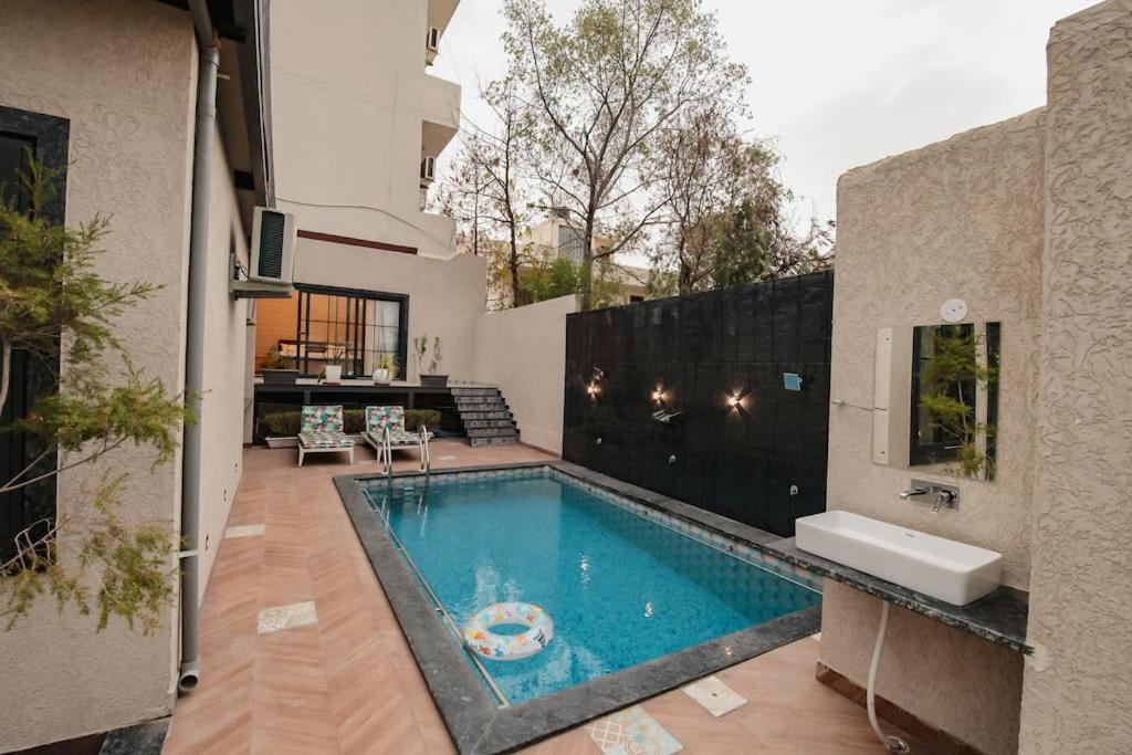 Saiba Outhouse- 4 Bed Room- Pool- Theatre- Partyhall- Garden & Terrace Sitting Area Holiday home *
