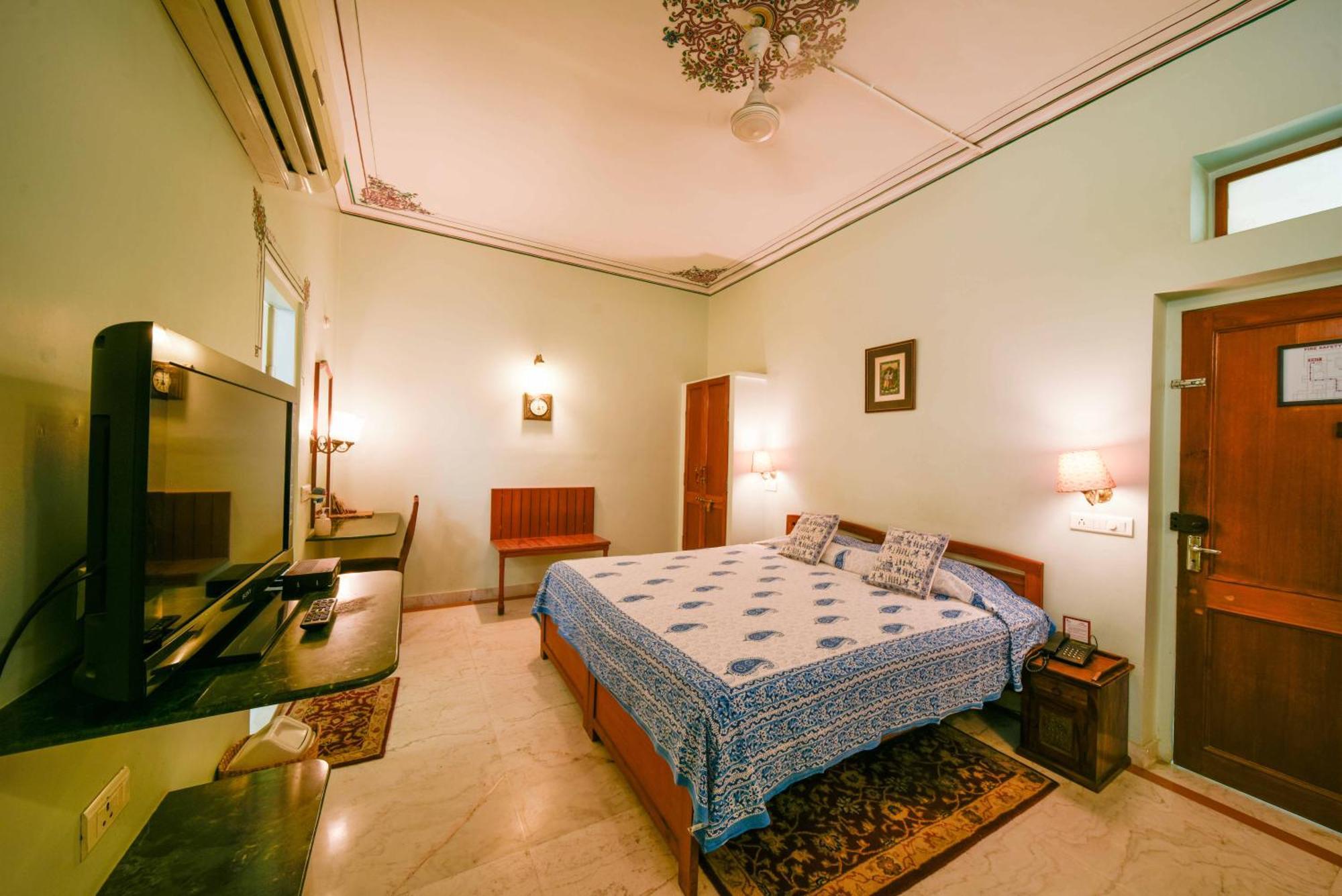 Arya Niwas Hotel