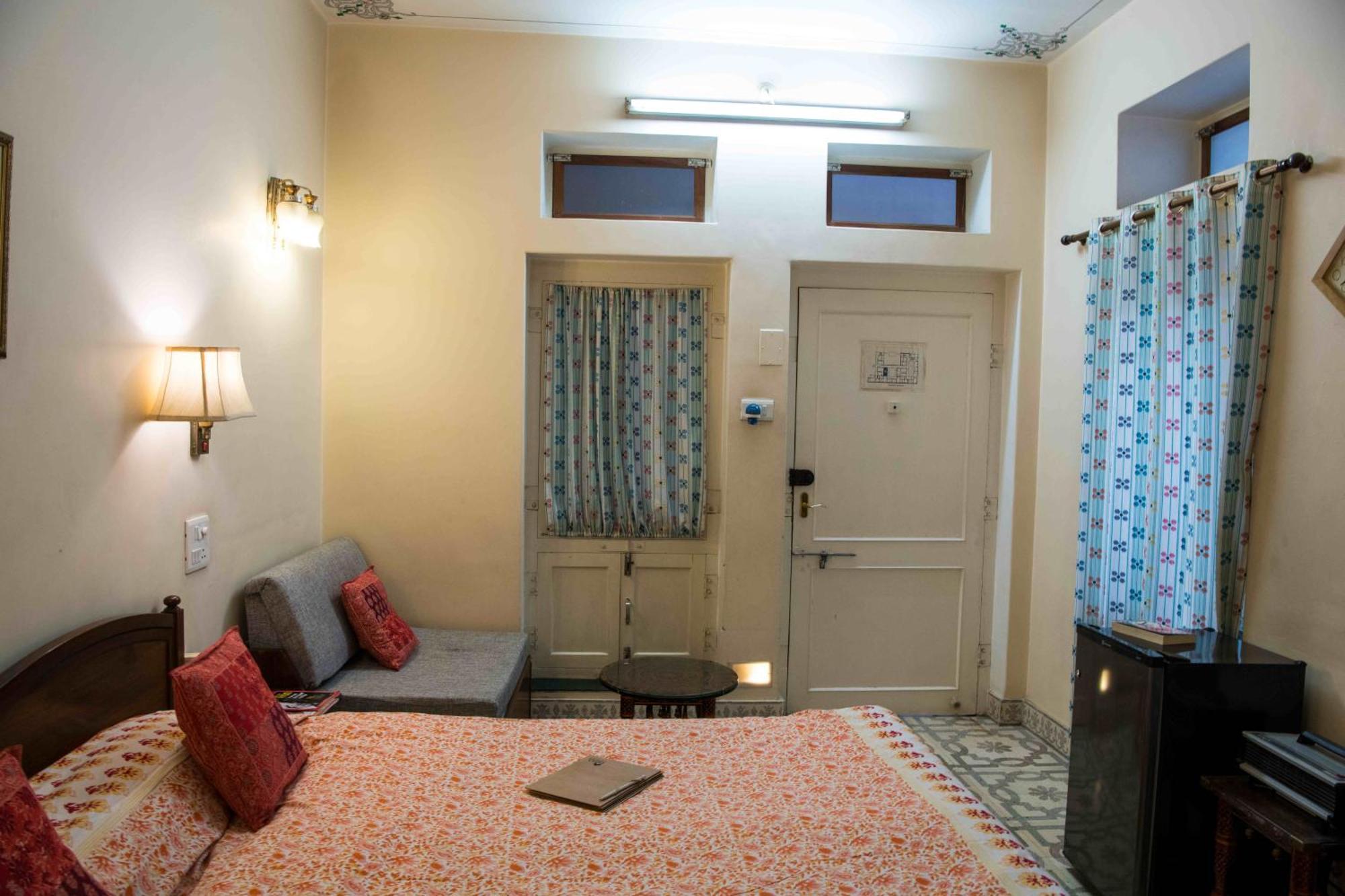 Arya Niwas Hotel