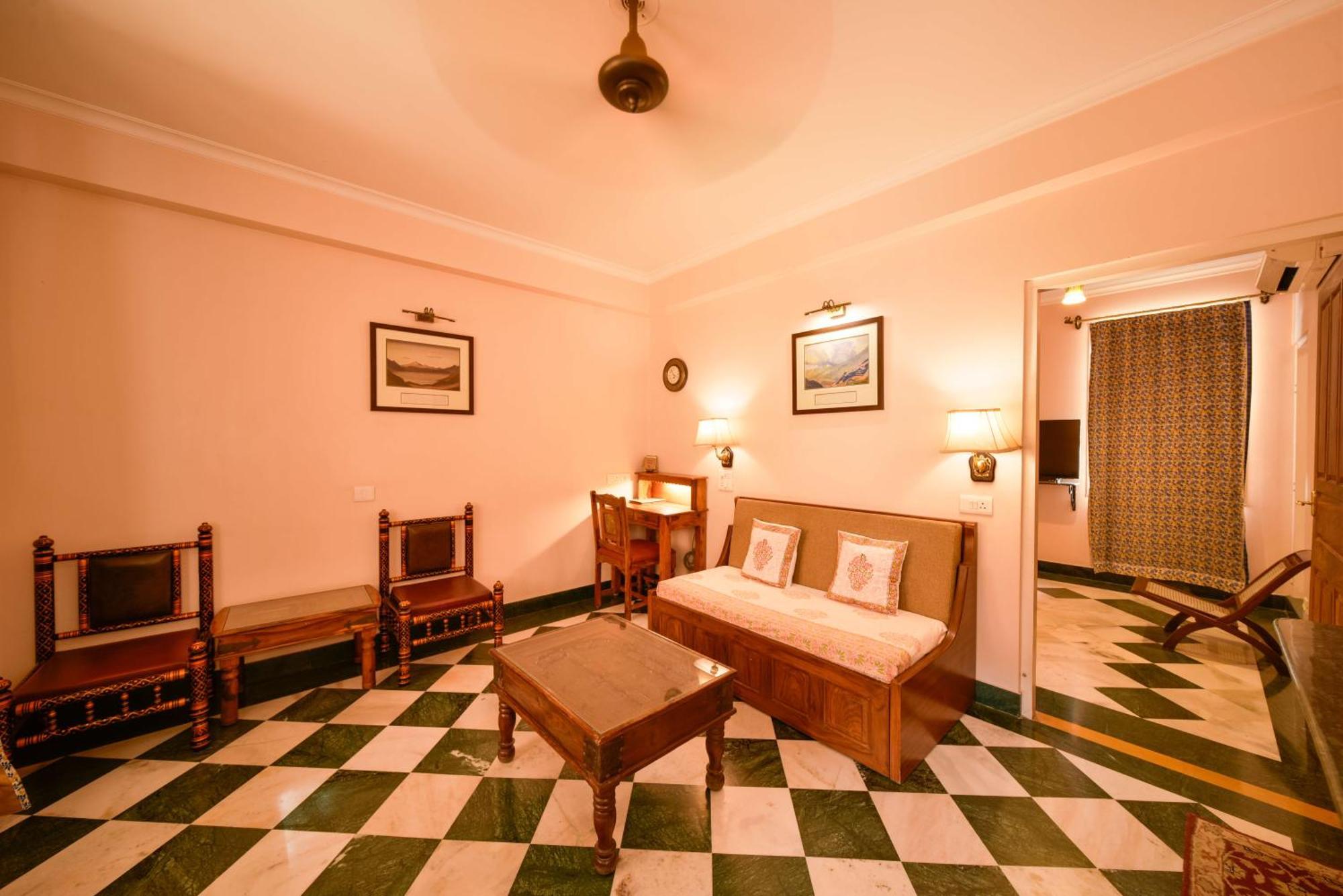 Hotel Arya Niwas