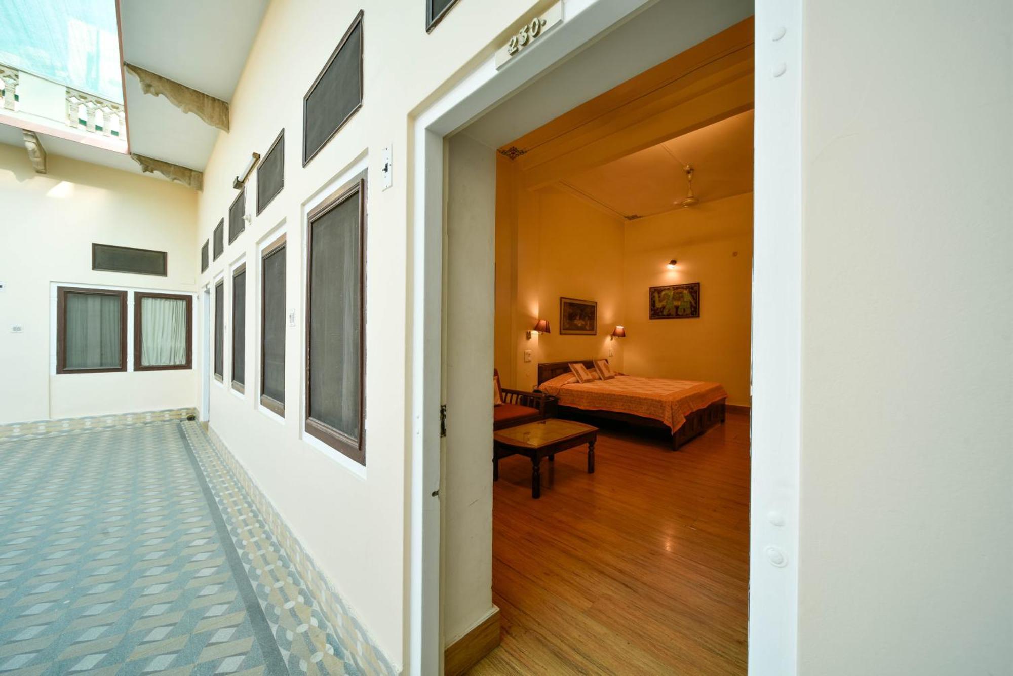 Arya Niwas Hotel