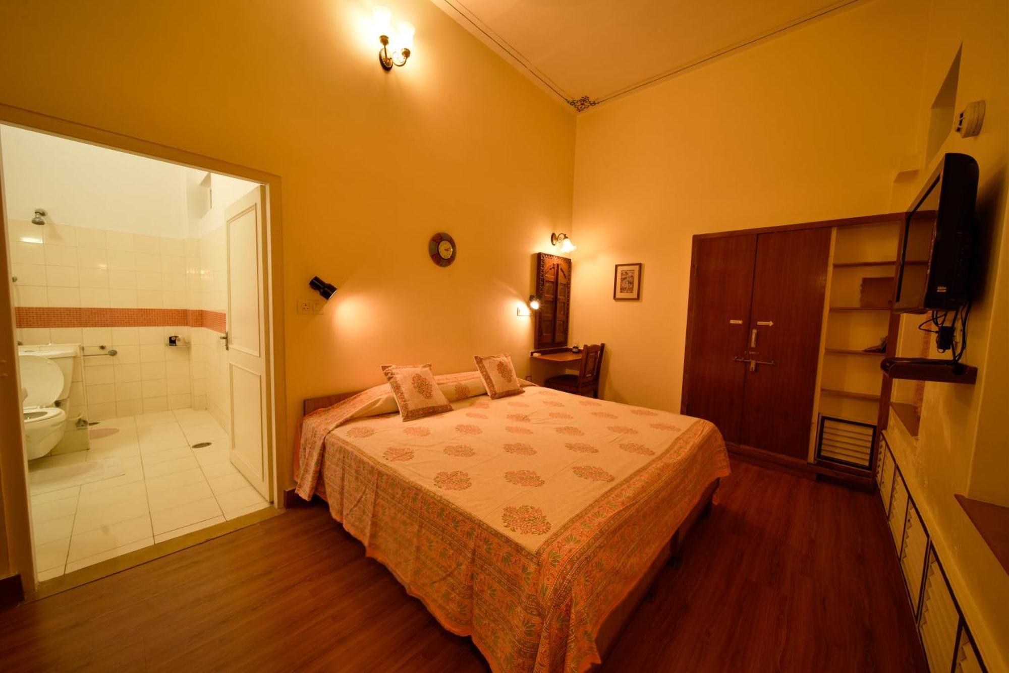Hotel Arya Niwas