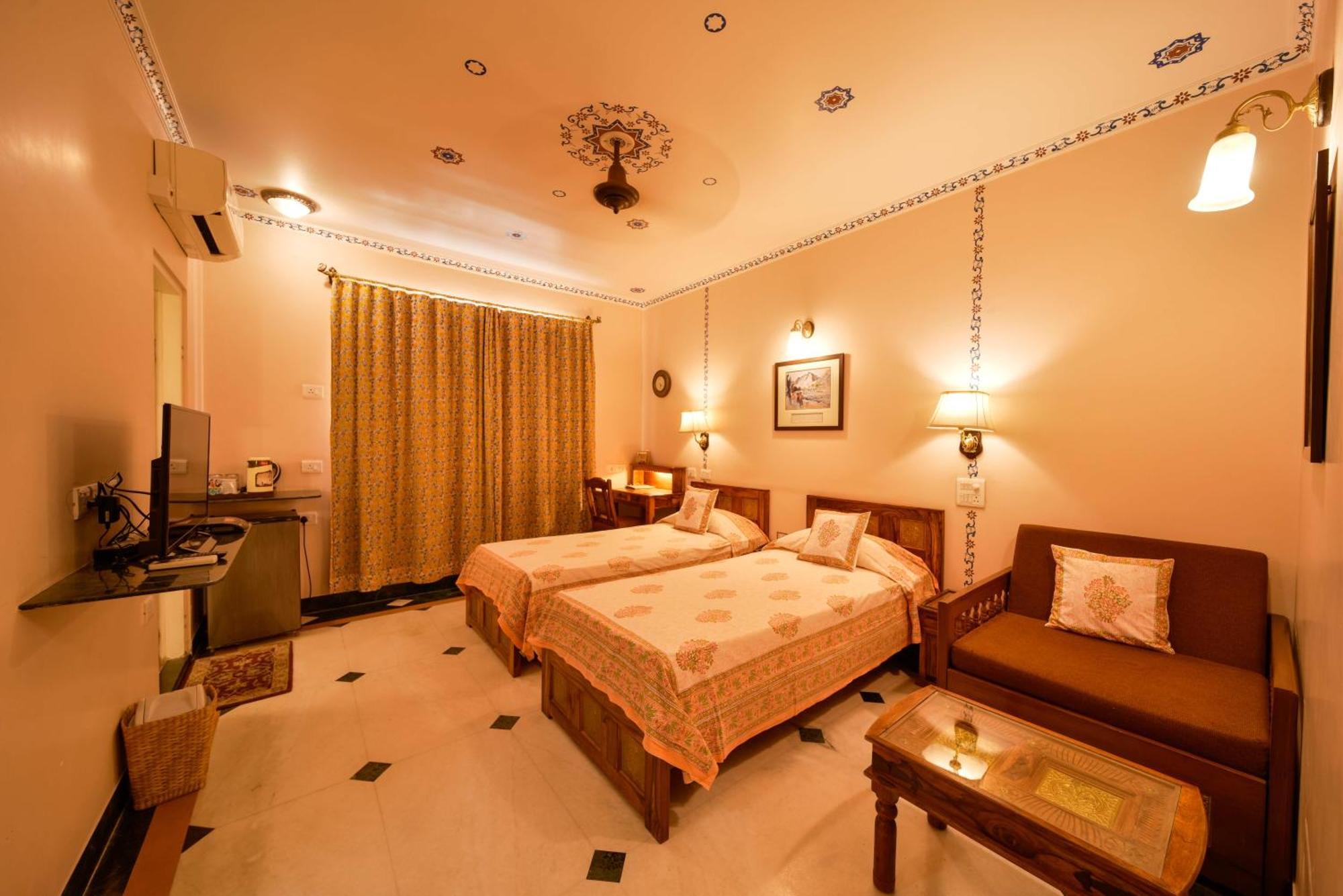 Arya Niwas Hotel