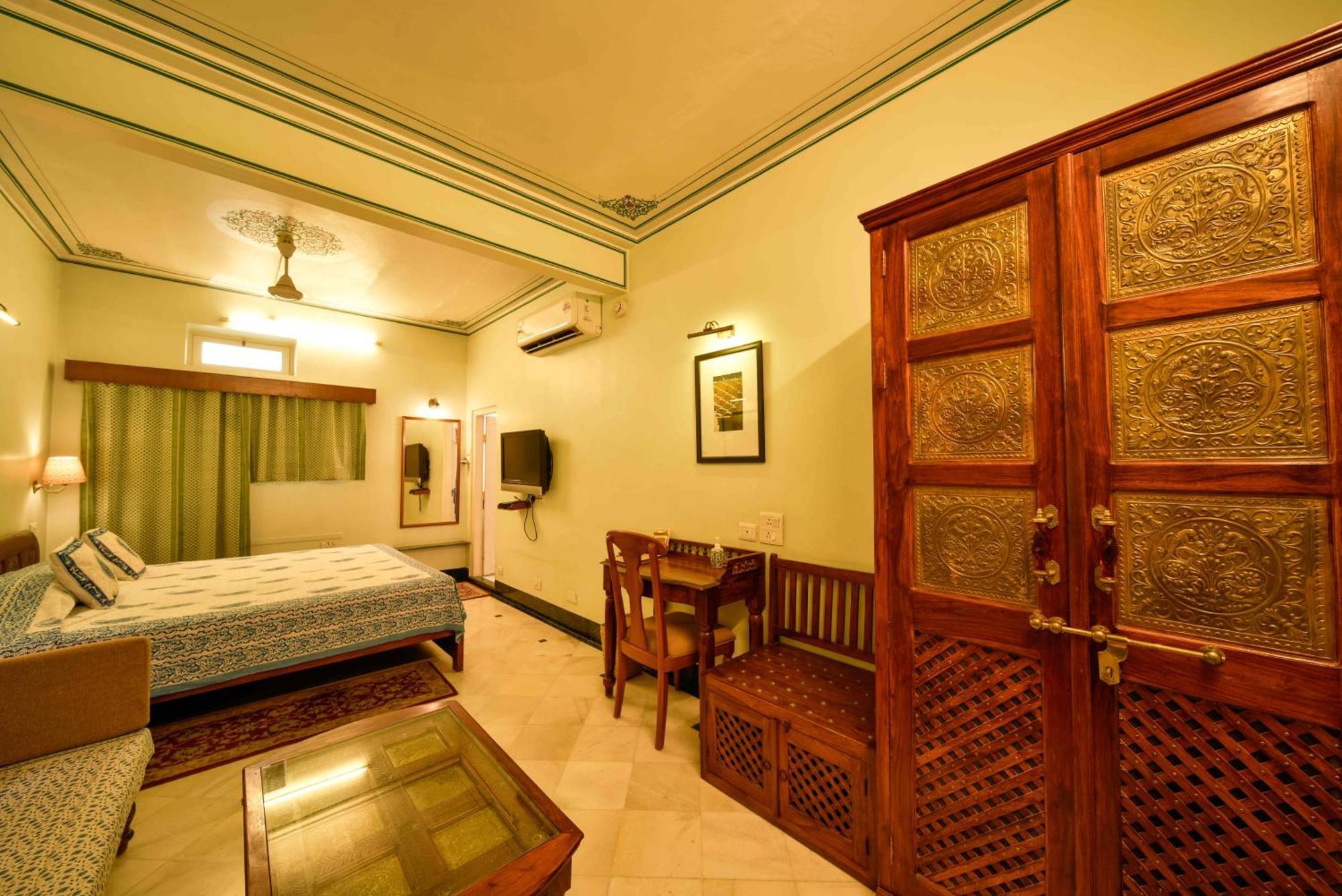 Arya Niwas Hotel