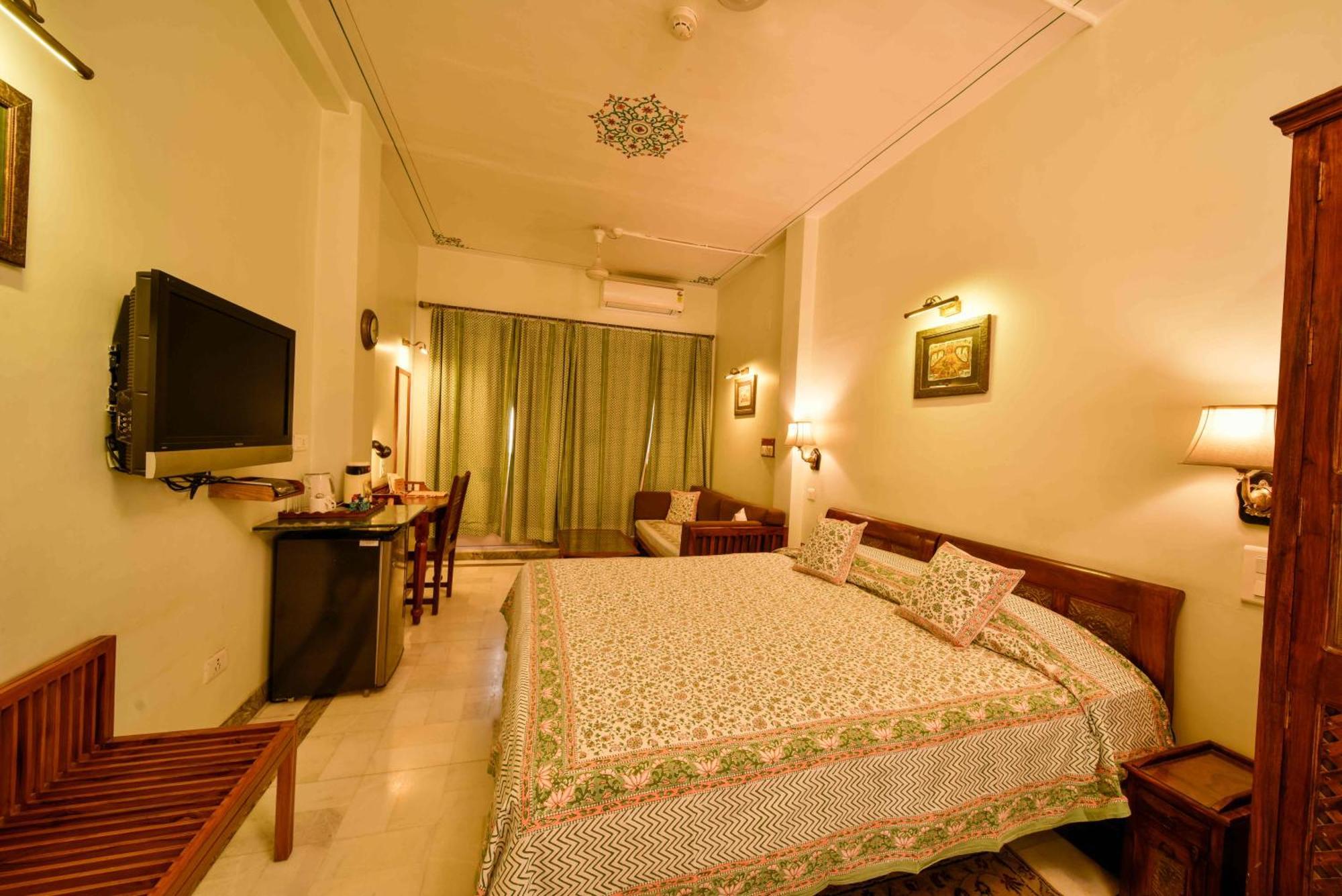 Hotel Arya Niwas