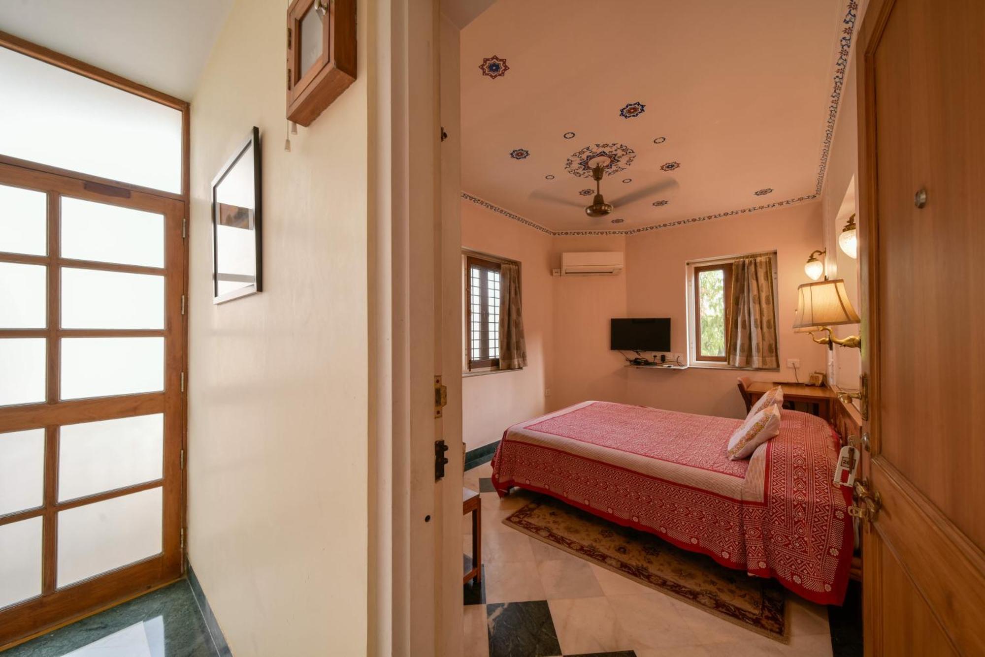 Arya Niwas Hotel 3*