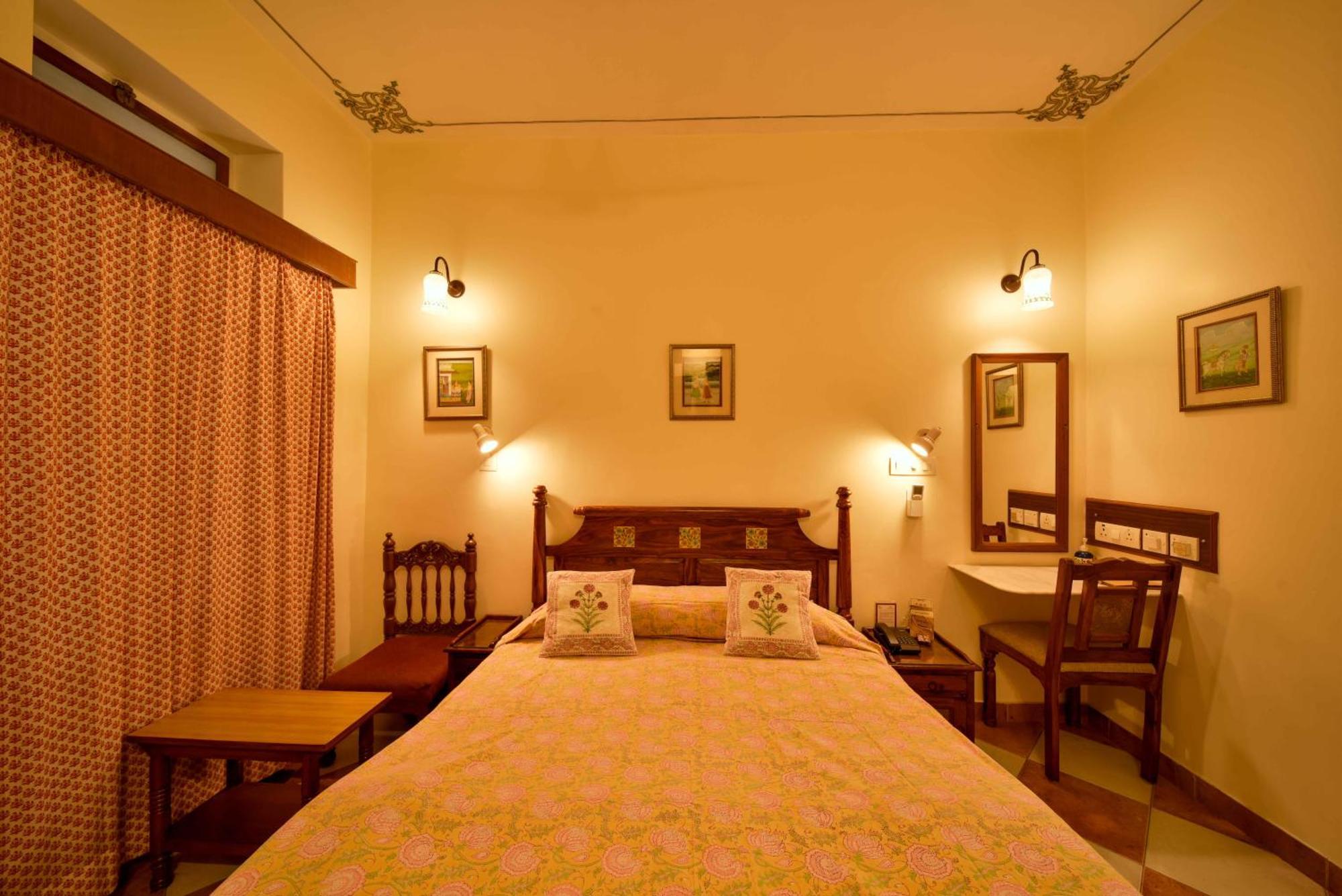 Arya Niwas Hotel