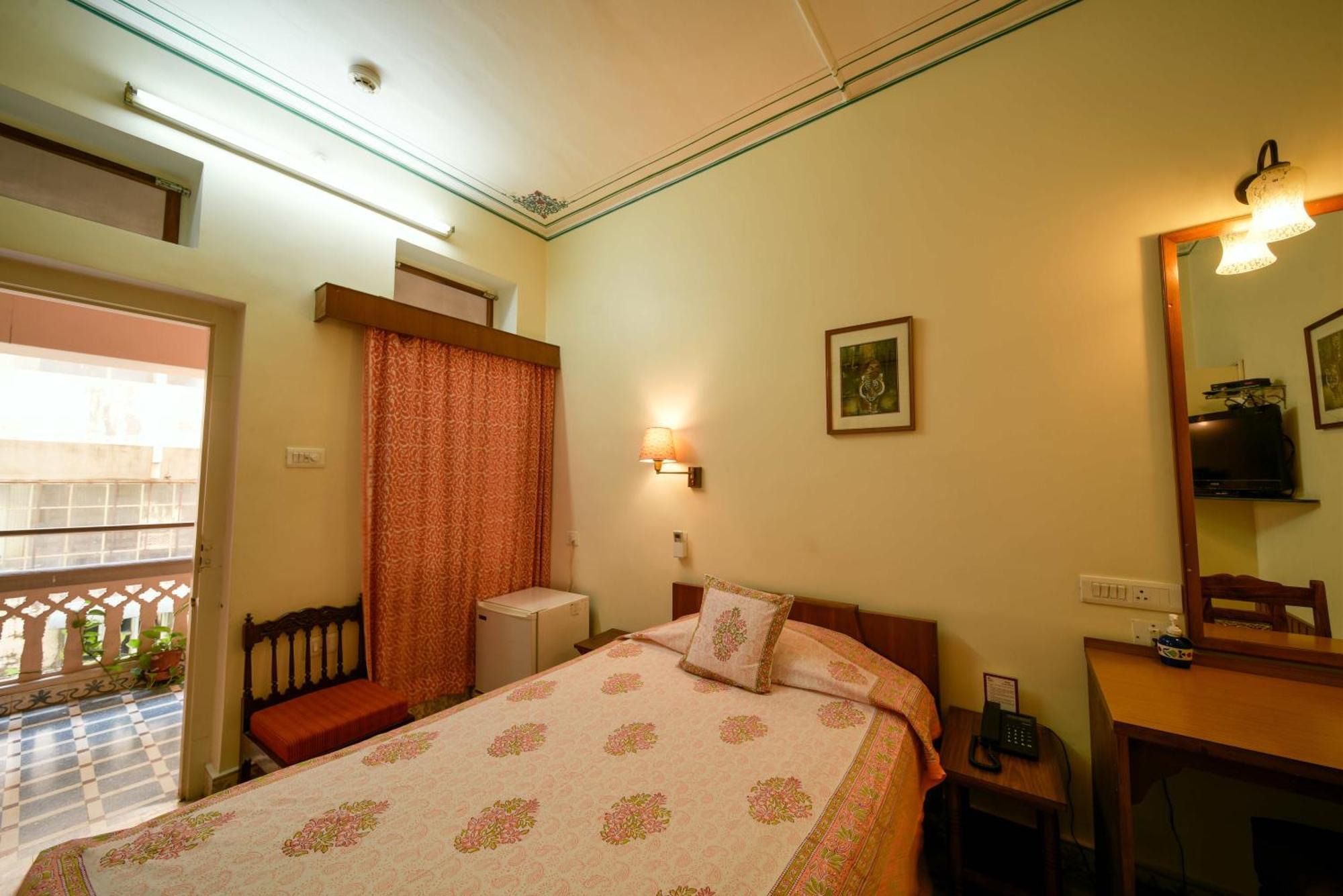 Arya Niwas Hotel