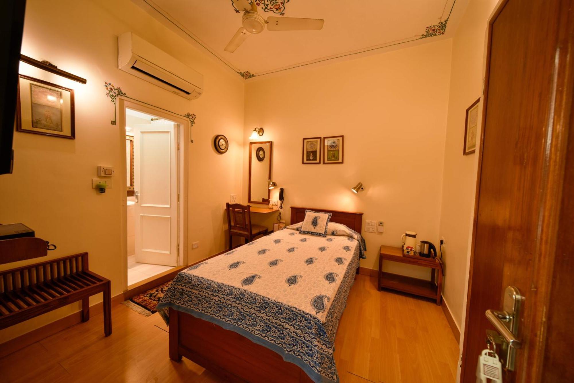 Hotel Arya Niwas