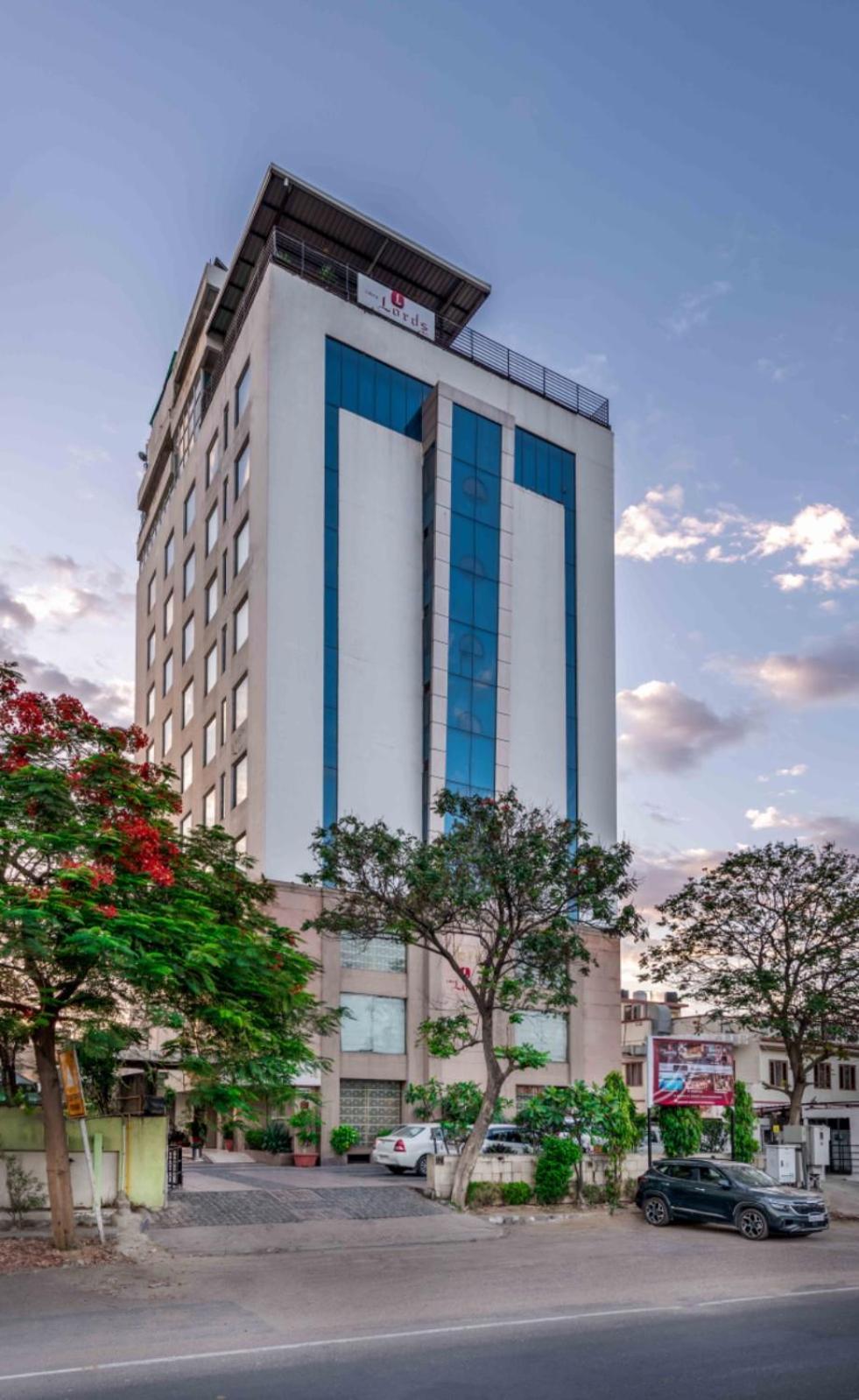 Libra Lords Inn, 3*