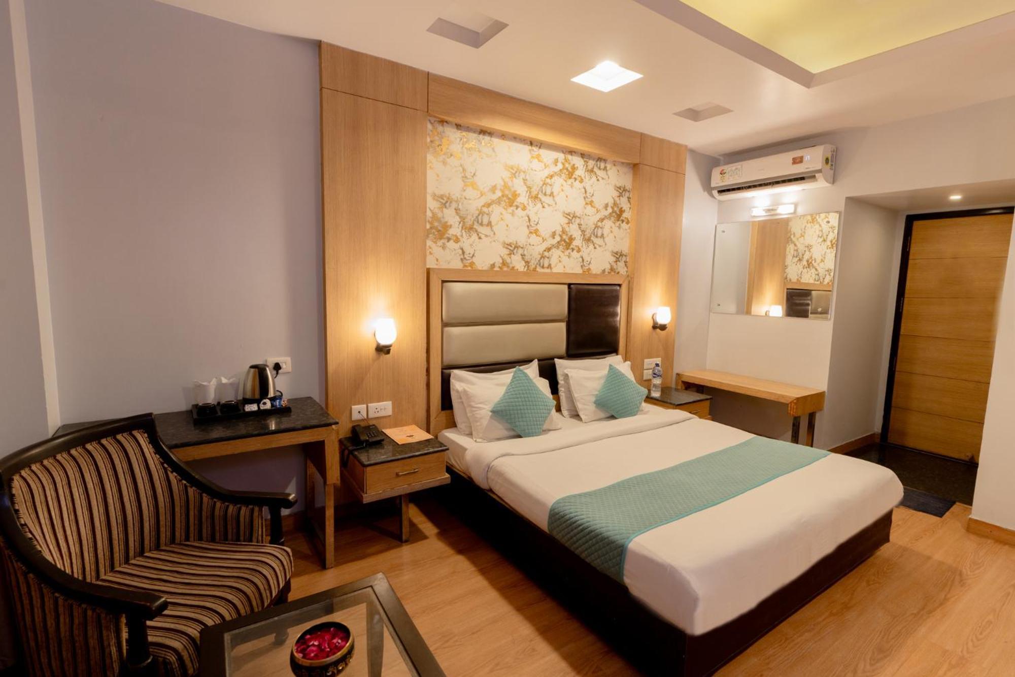Hotel Aroma Residency 3*