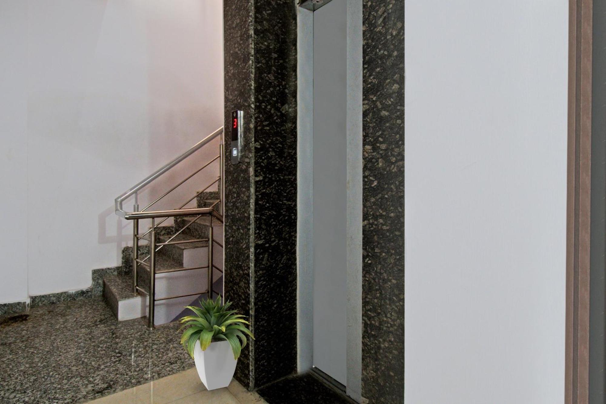 Hotel O Aana 3*