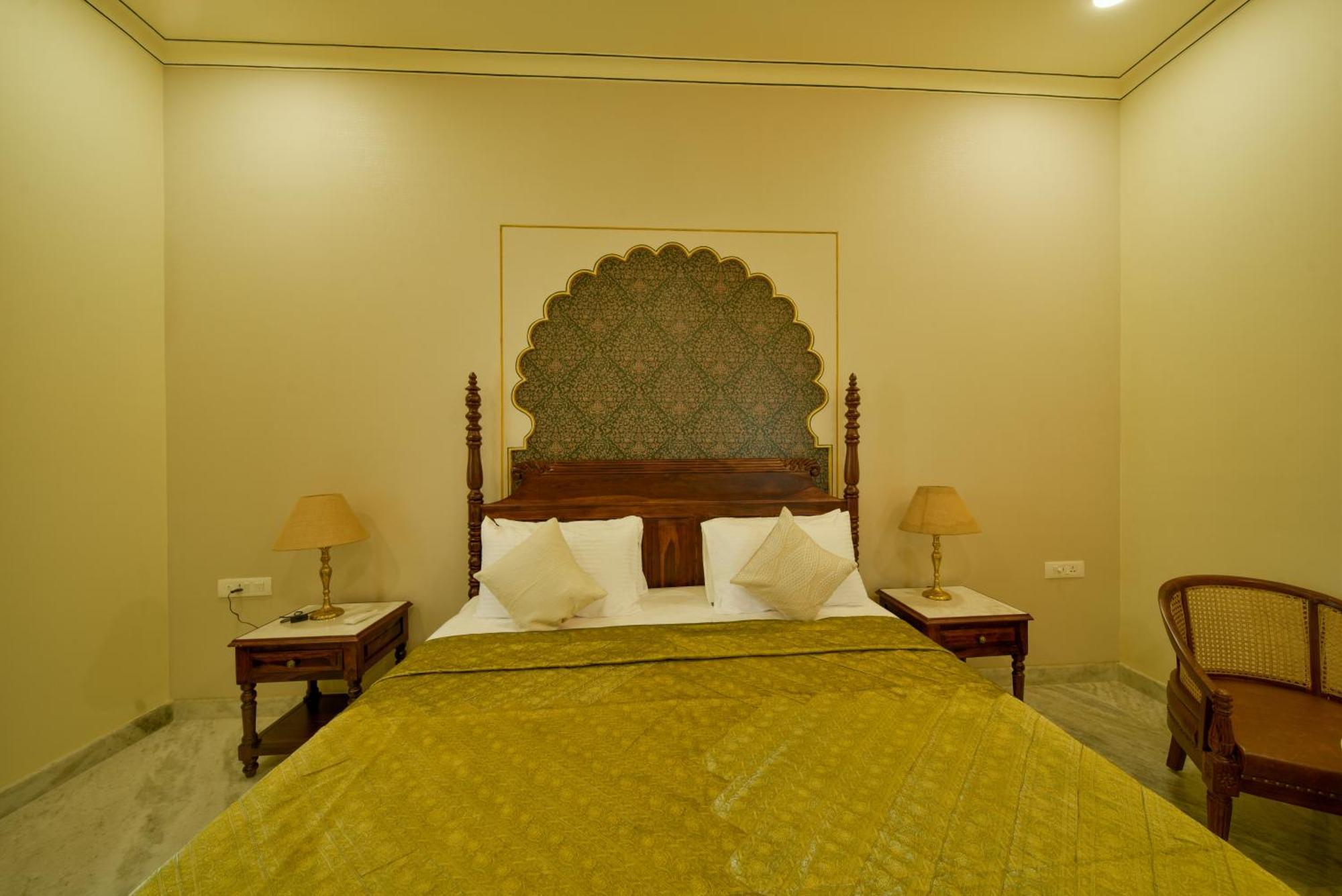 Dera Homestay *