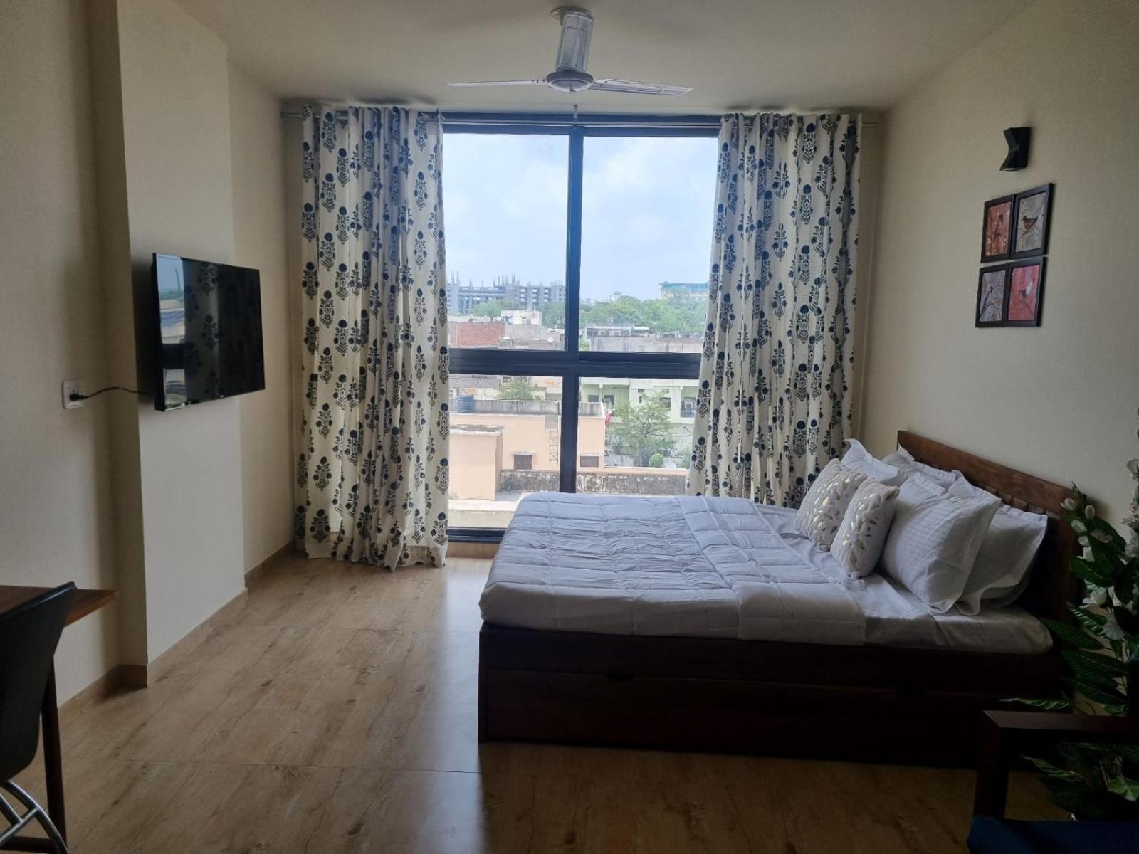 Apartment By The Golden Leaf