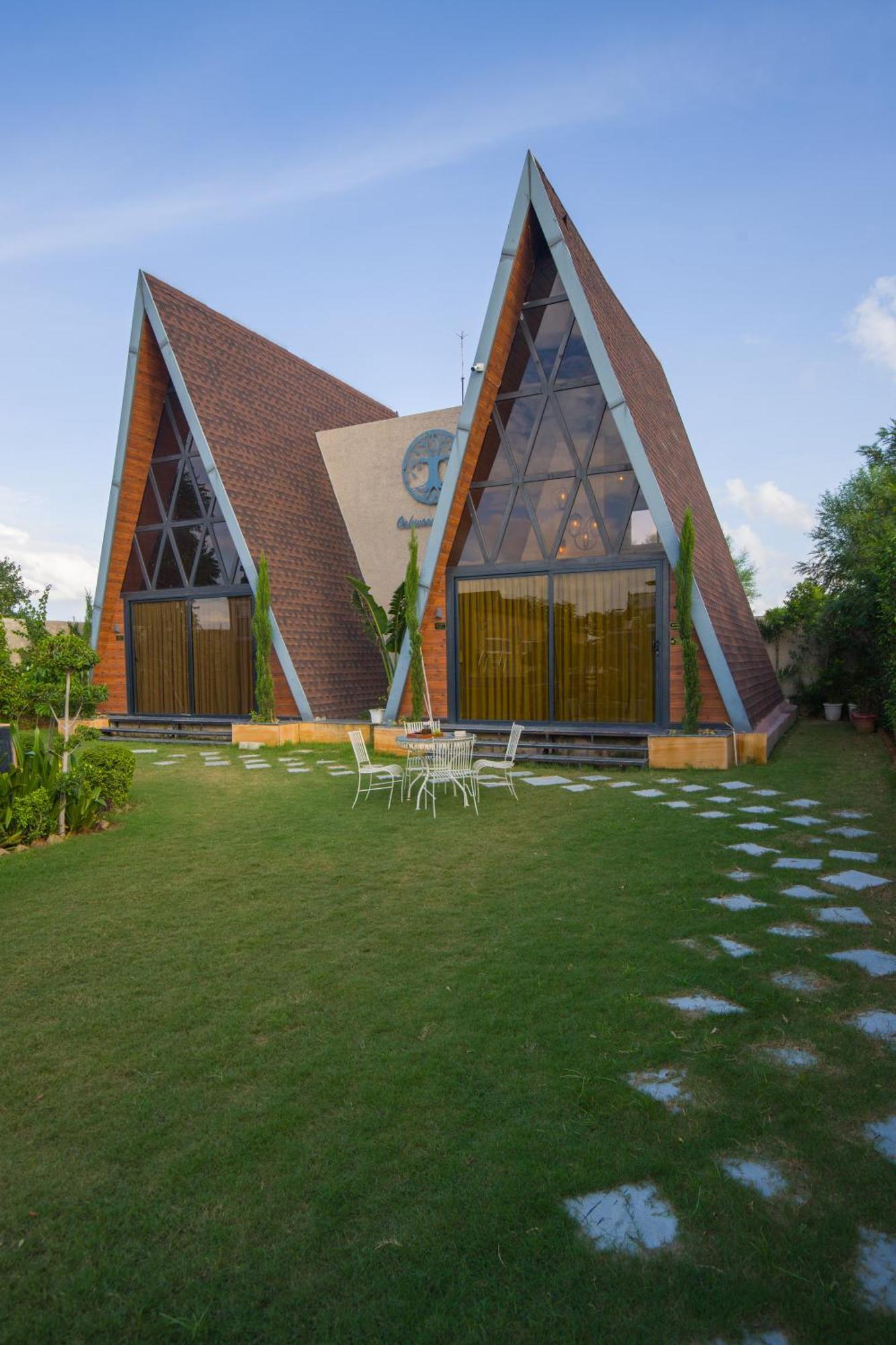 Elivaas 4 Bhk Pvt Pool & Party Hall - Oakwood Villa