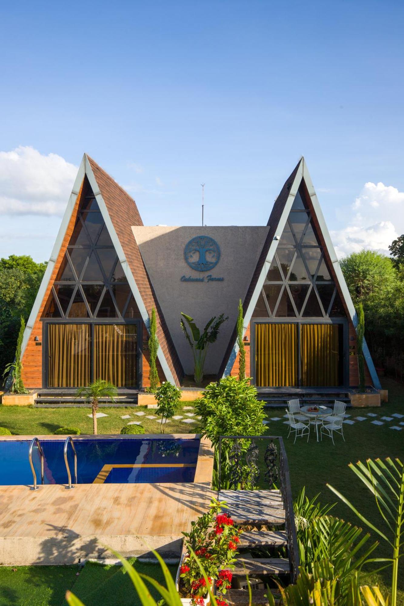 Elivaas 4 Bhk Pvt Pool & Party Hall - Oakwood *