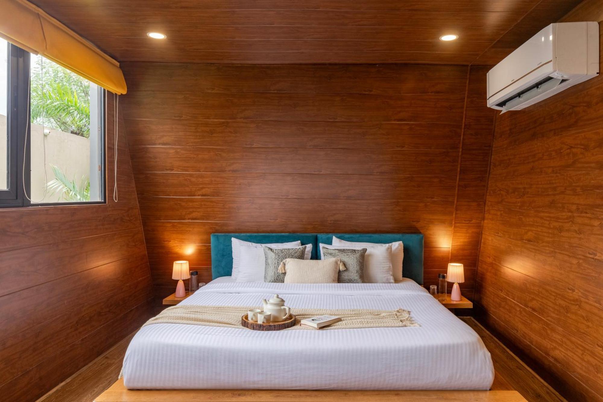 Elivaas 4 Bhk Pvt Pool & Party Hall - Oakwood
