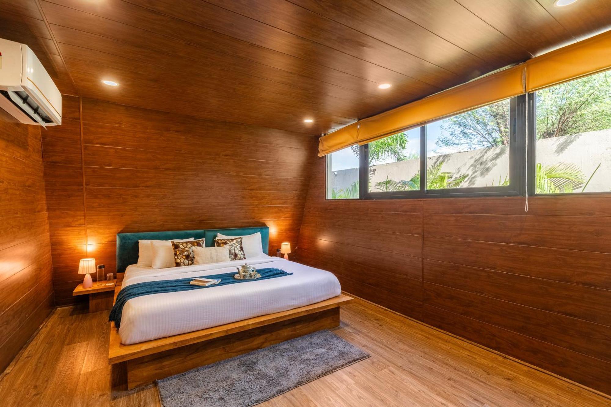 Elivaas 4 Bhk Pvt Pool & Party Hall - Oakwood Villa *