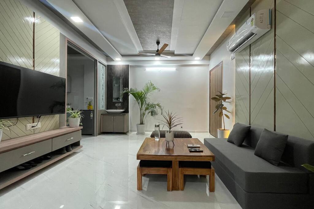 Apartment Guru's Ghar *