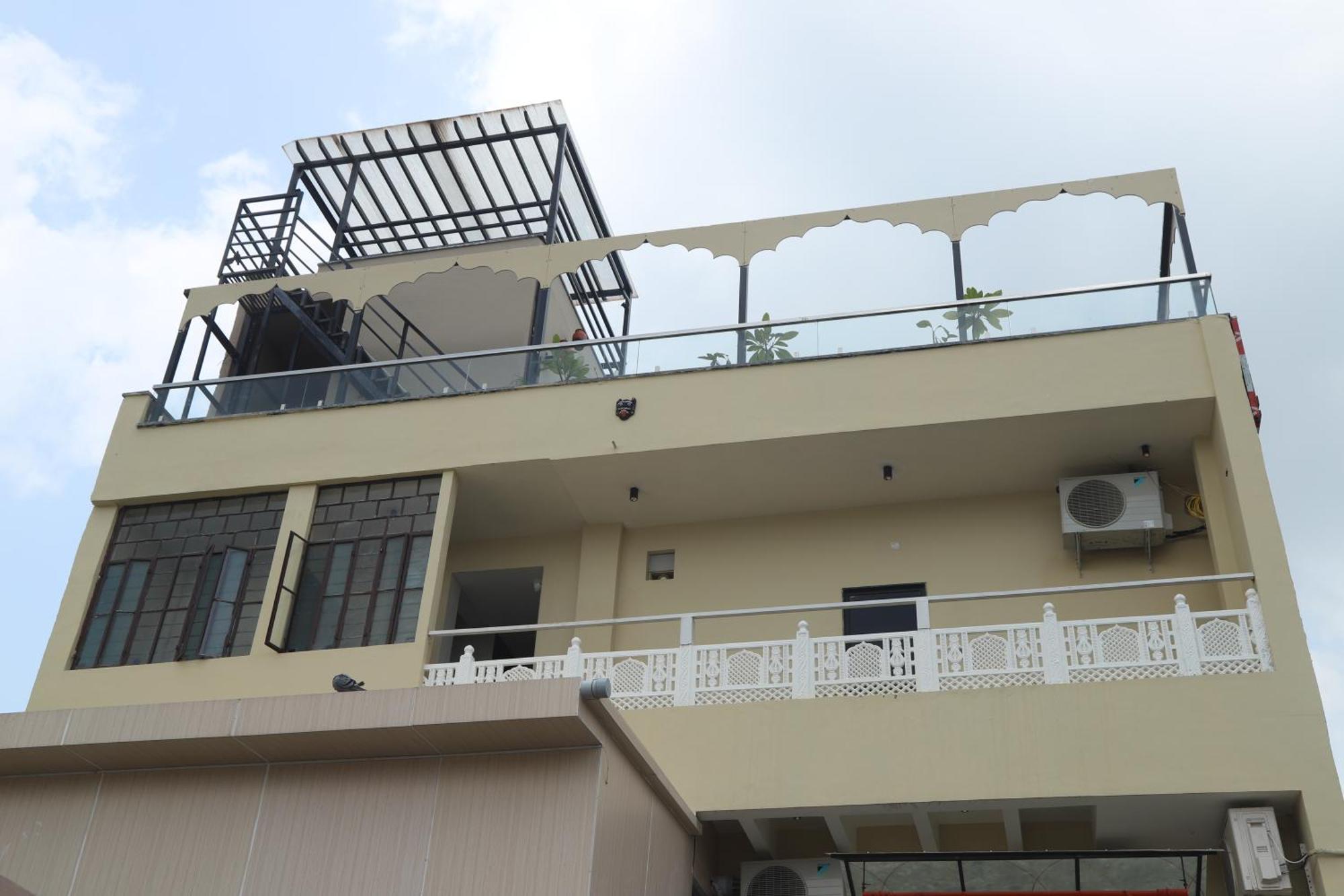 Qila - A Boutique And Rooftop Cafe 3*
