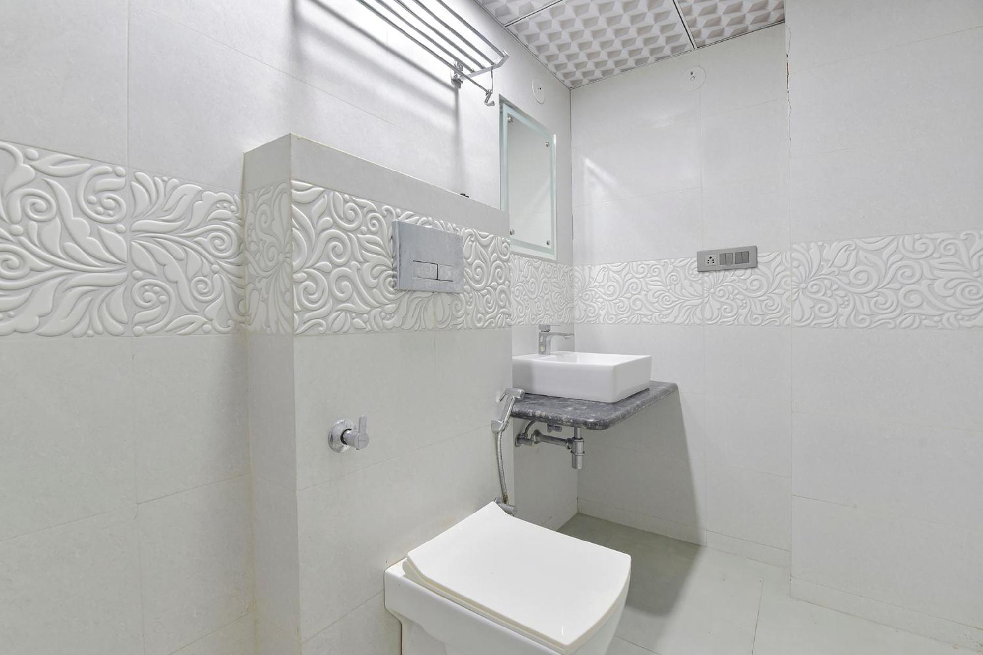 Fabhotel Pearl Square 3*