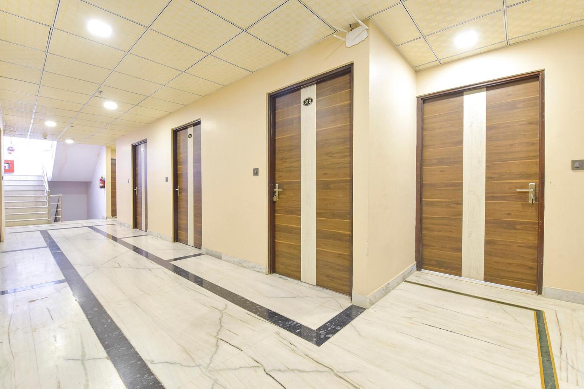 Fabhotel Pearl Square 3*