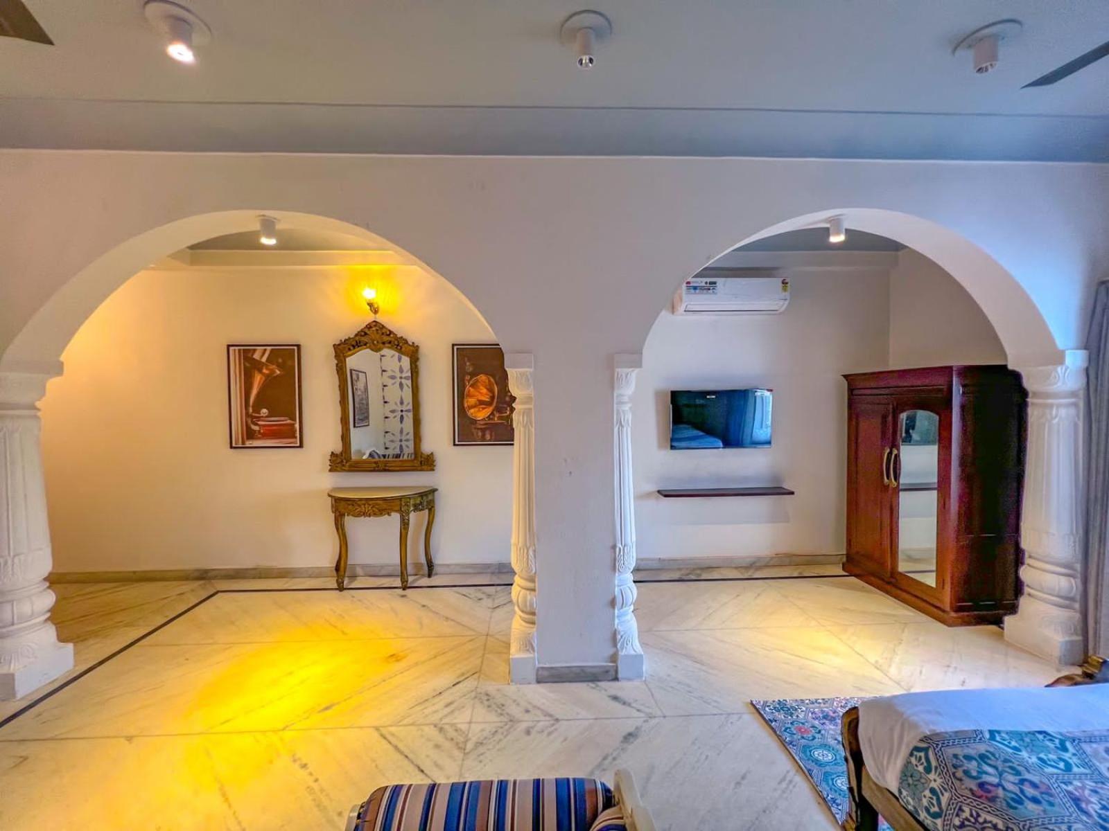 Hotel Dyore House By Bharat Mahal Palace