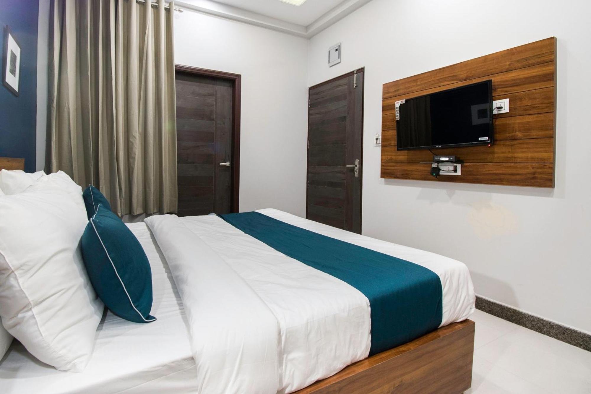 Collection O Blue Shine Hotel 4*