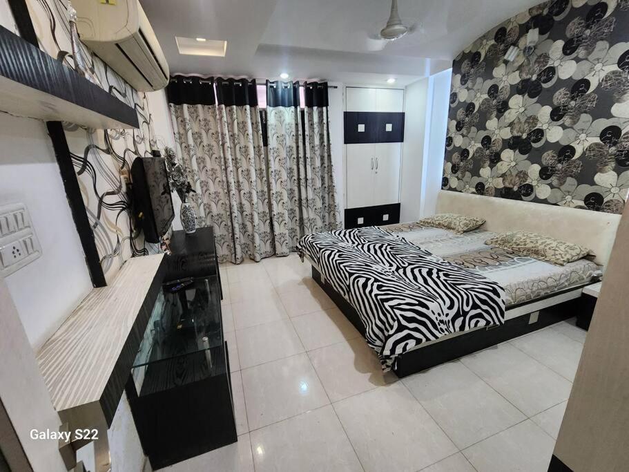 Centrally Located 2 Bhk Private Flat Apartment *