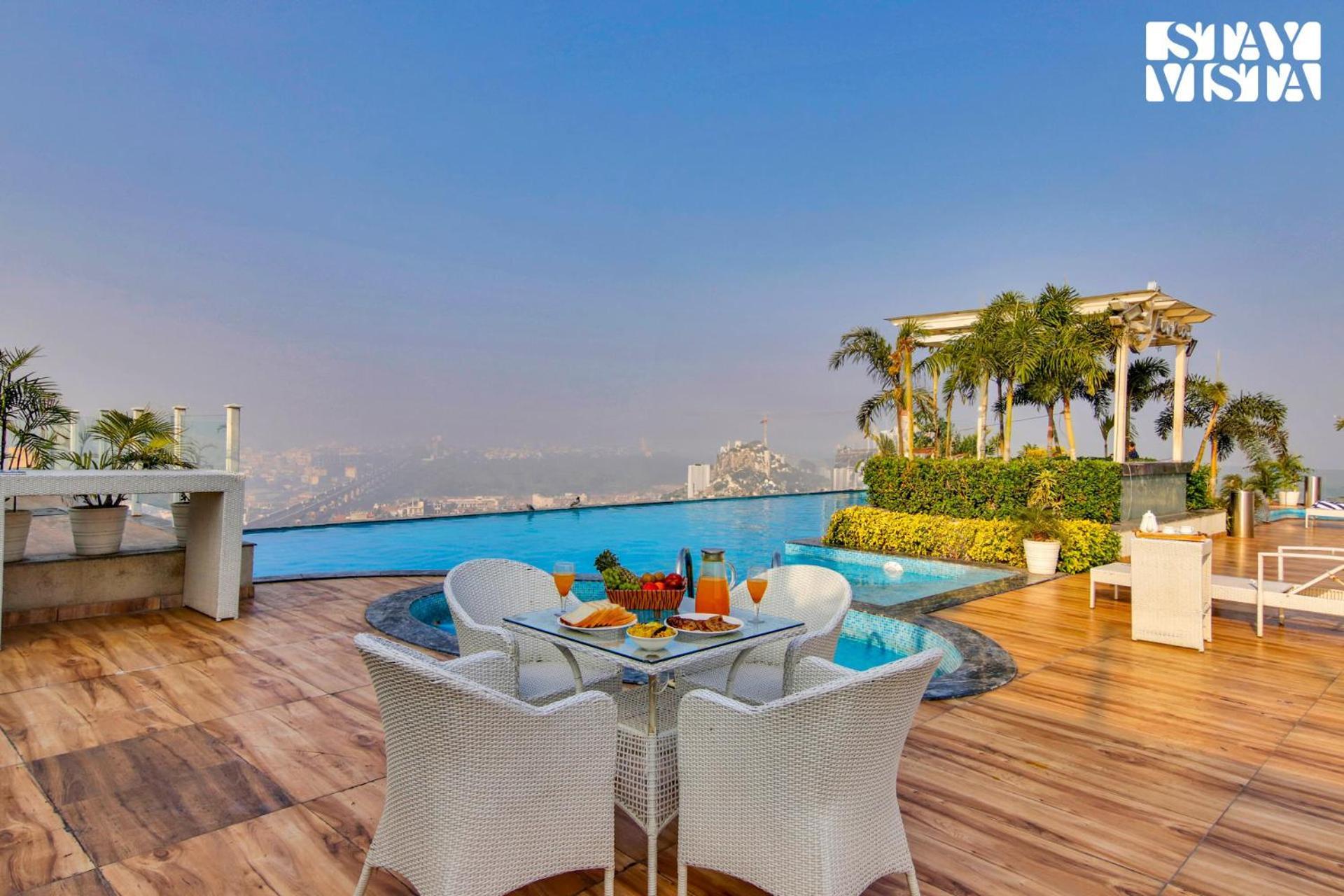 Apartment Stayvista's Skyline - Urban Oasis With Terrace, Gym & Bar *
