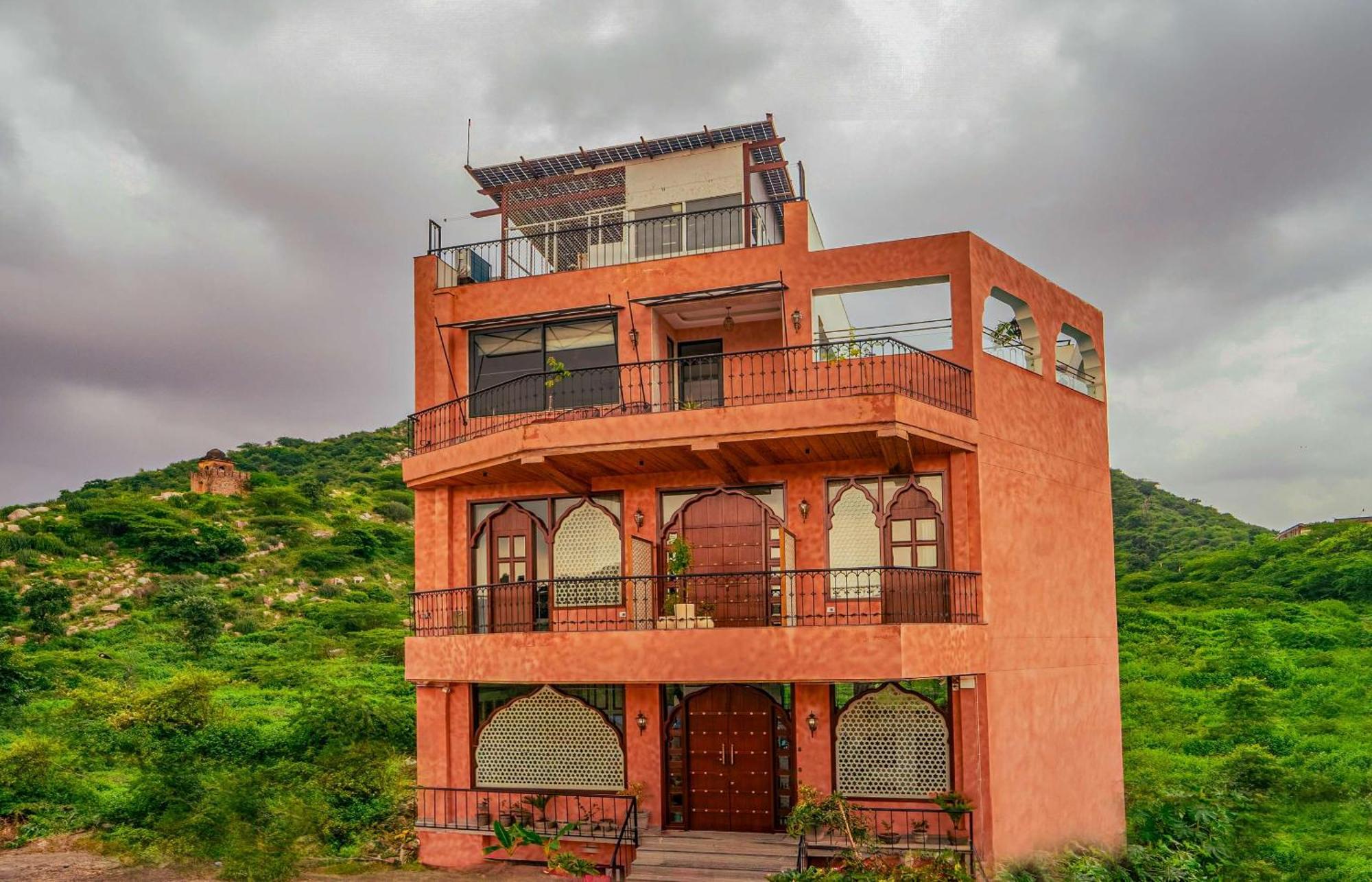 Artisav House 4*