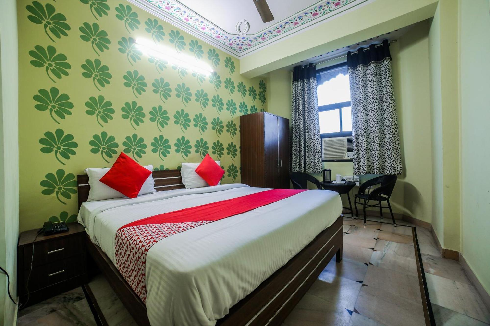Collection O 36316 Hotel White Palace Hotel 3*