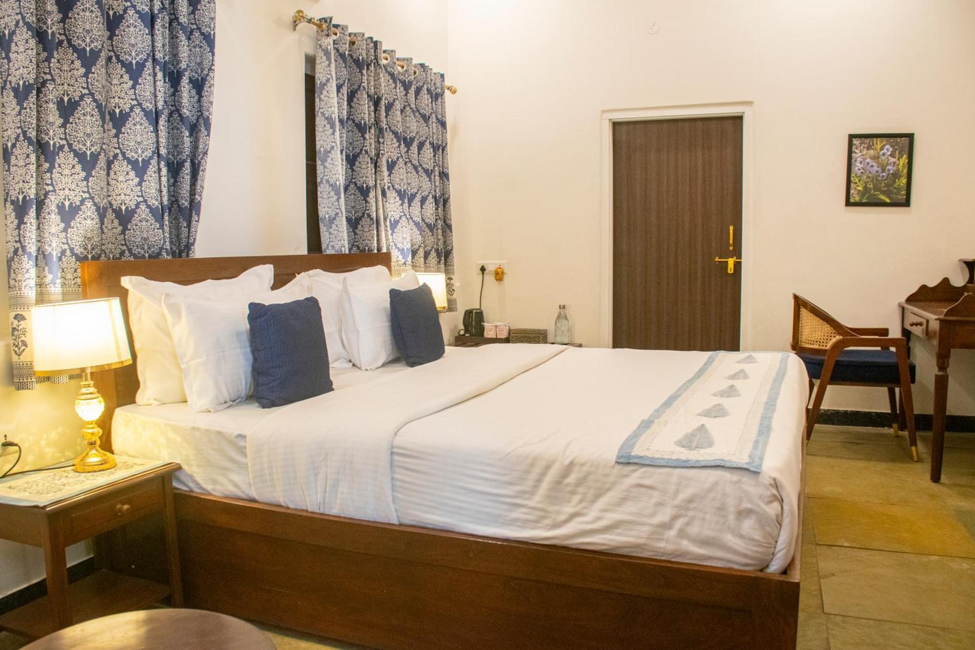 Bed & Breakfast Mukam At Kanak Vilas, *
