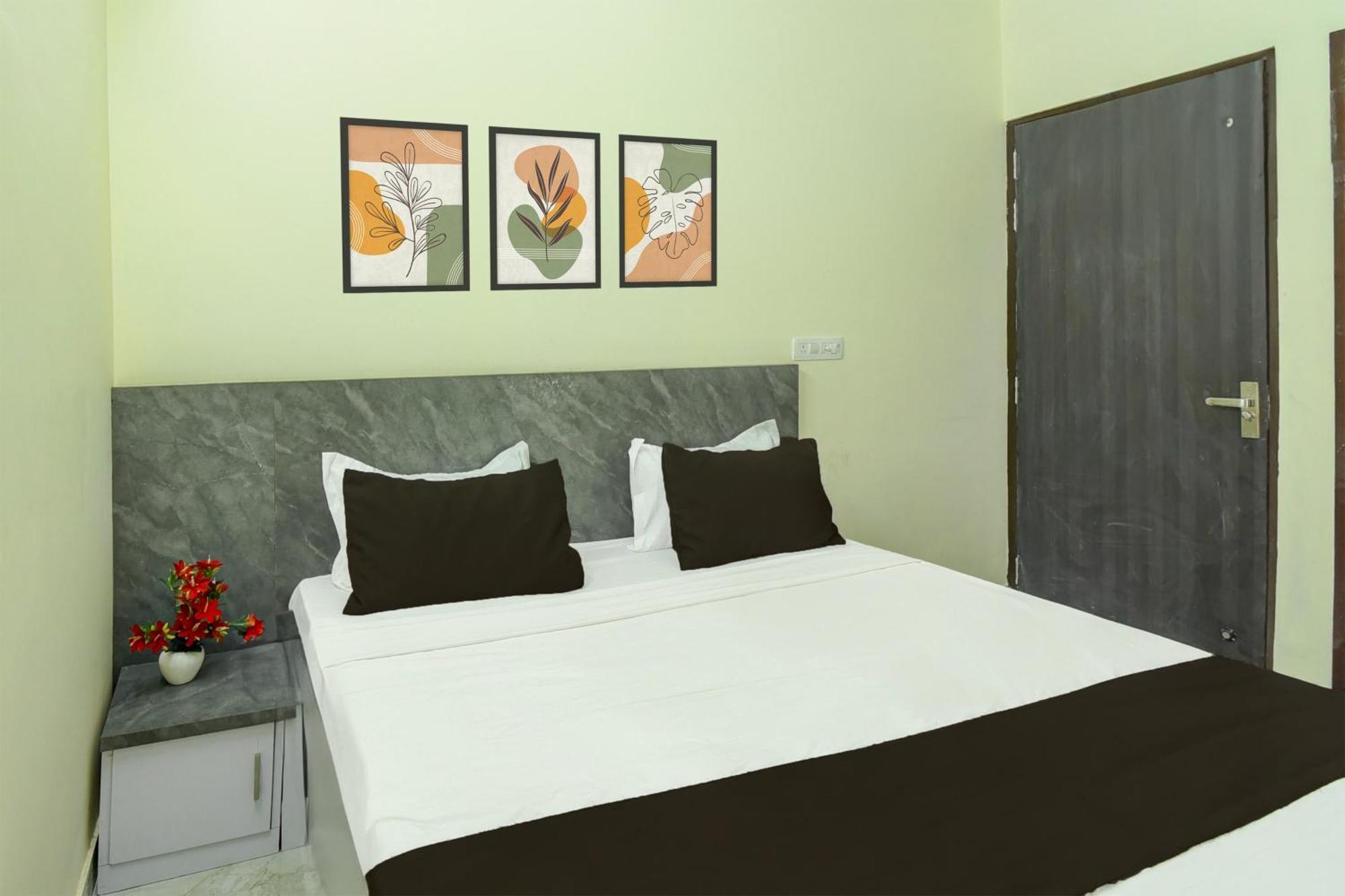 O Veeru Aana Hotel