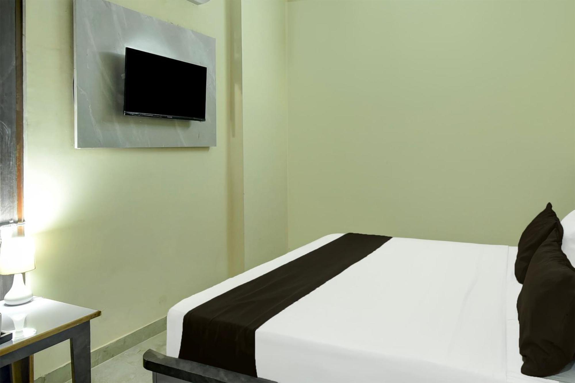 O Veeru Aana Hotel