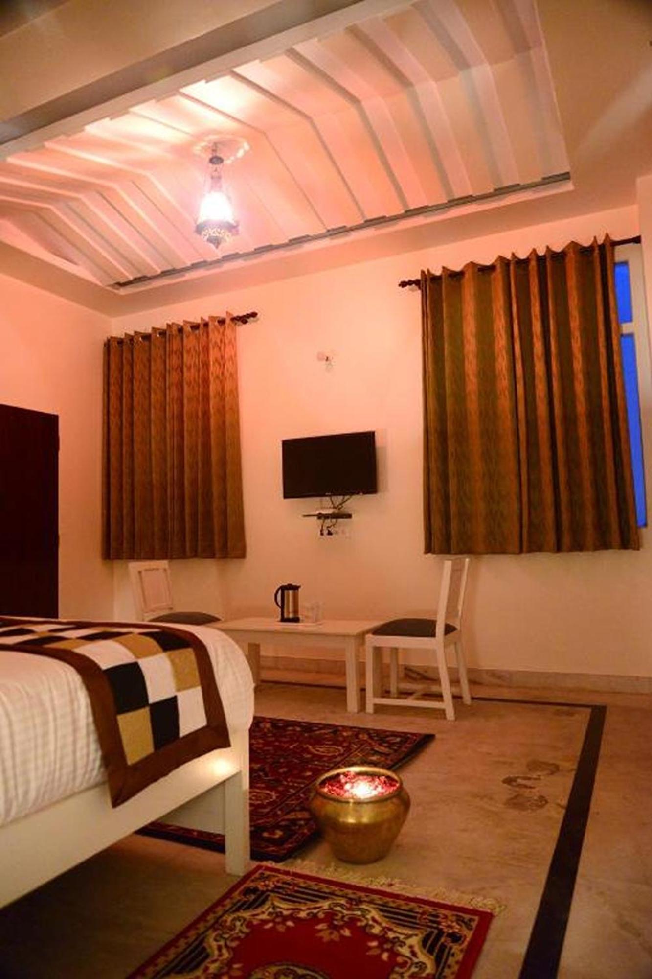 Dior Near Jal Mahal, Hotel
