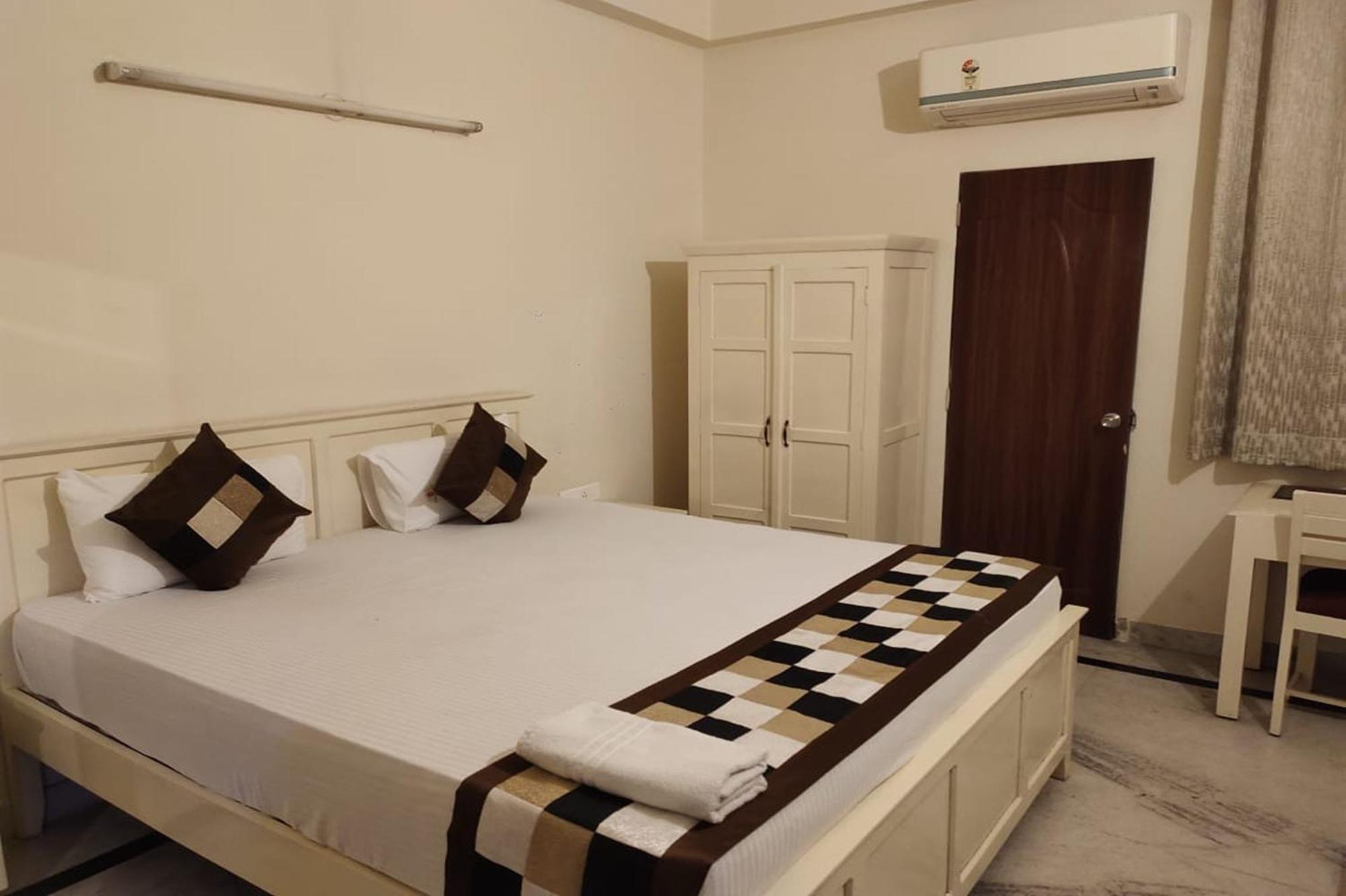Hotel Dior Near Jal Mahal, 3*