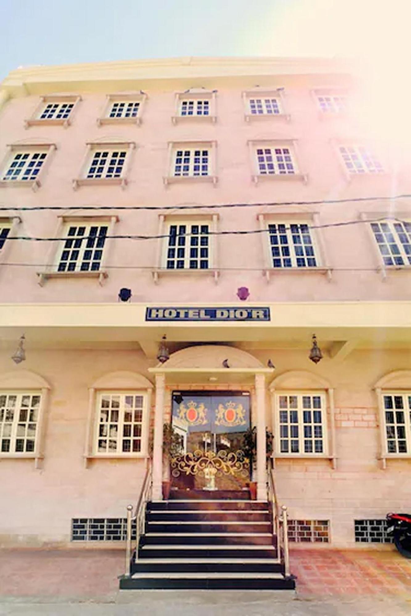 Hotel Dior Near Jal Mahal,