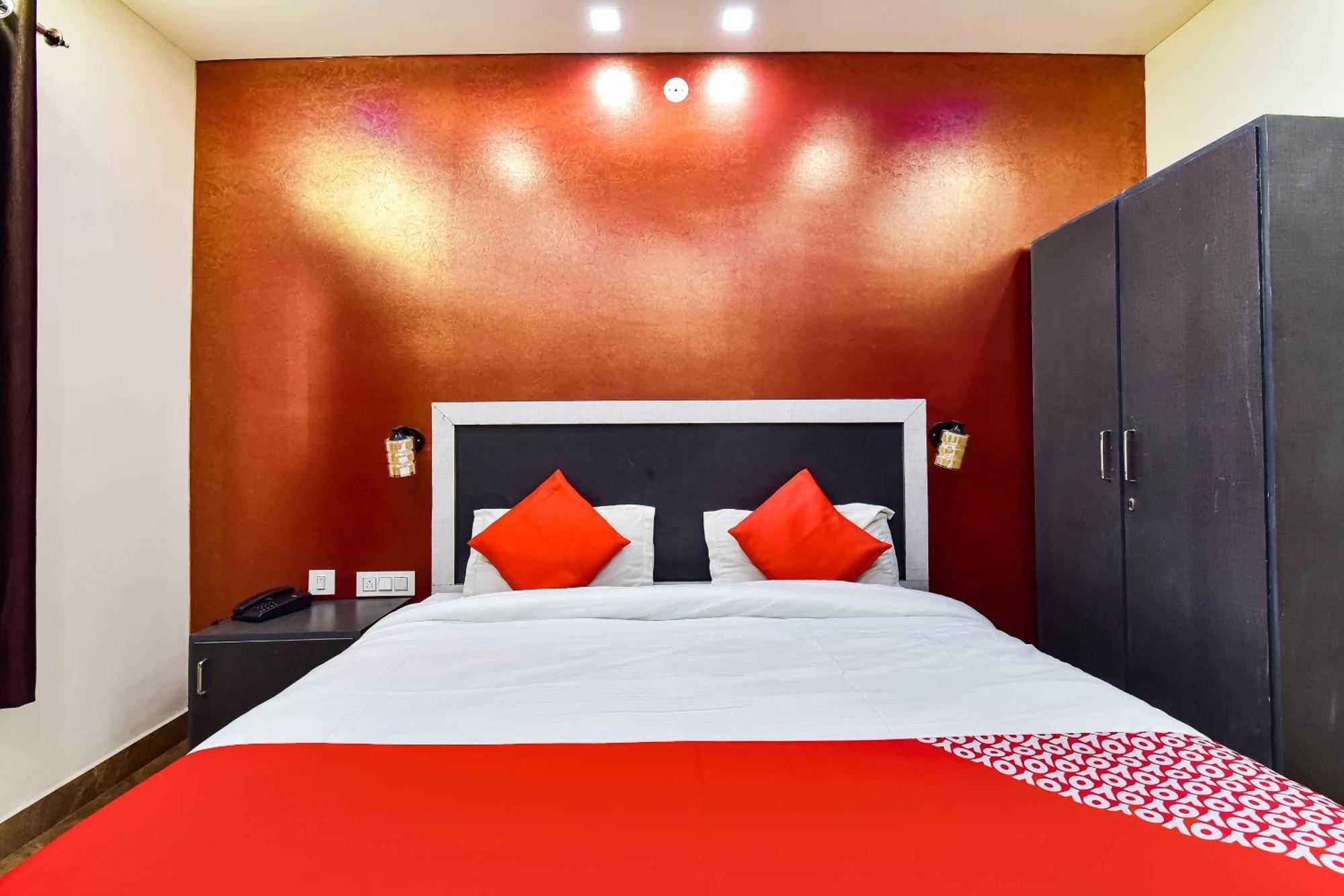 Collection O Vidhan Sabha Nagar Hotel *
