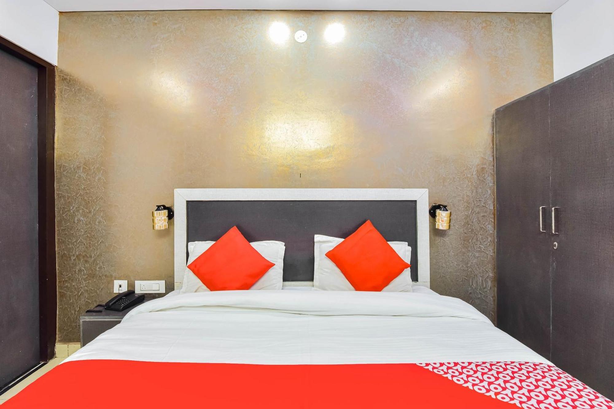 Collection O Vidhan Sabha Nagar Hotel *