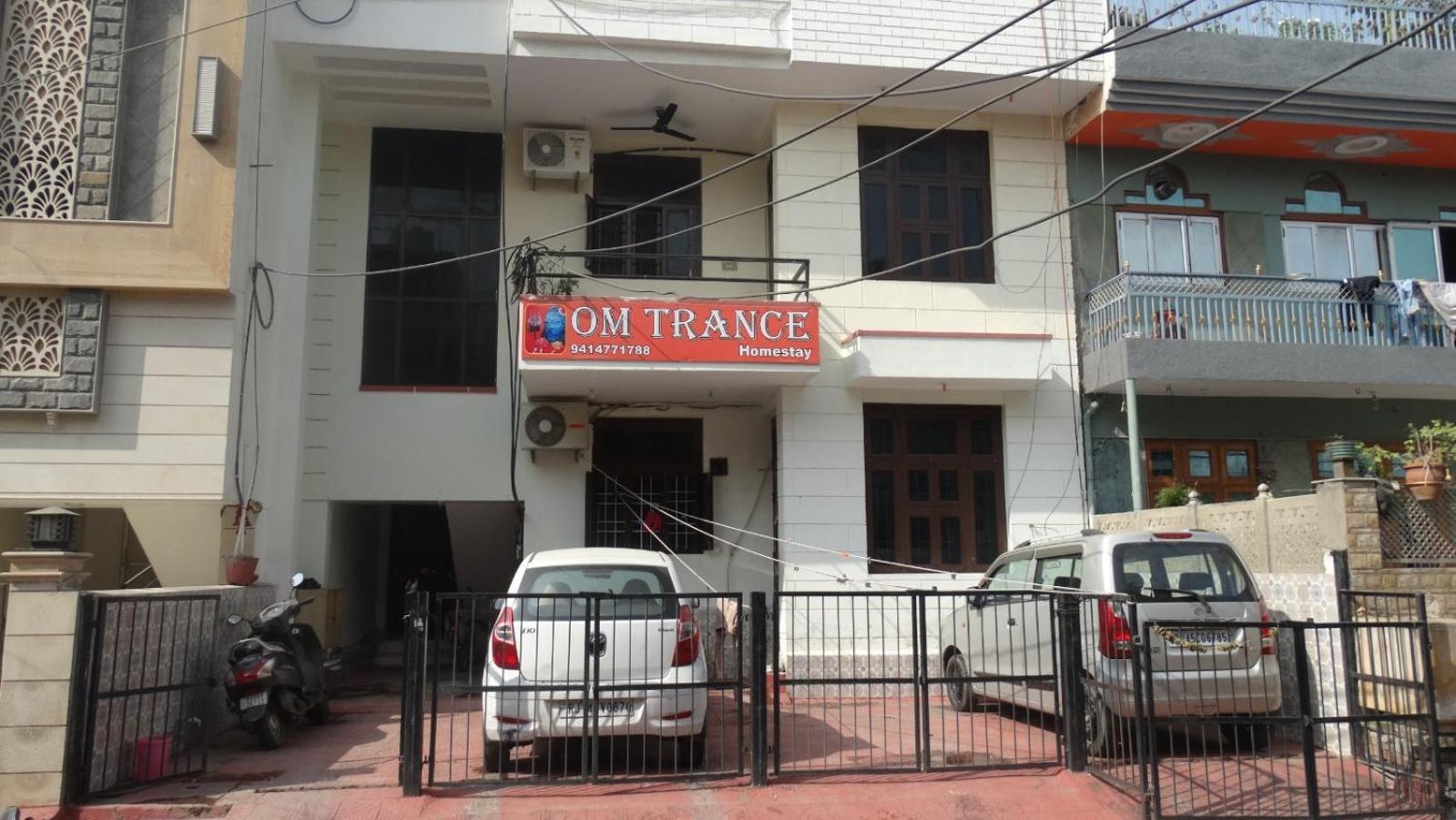 Om Trance Hostel *