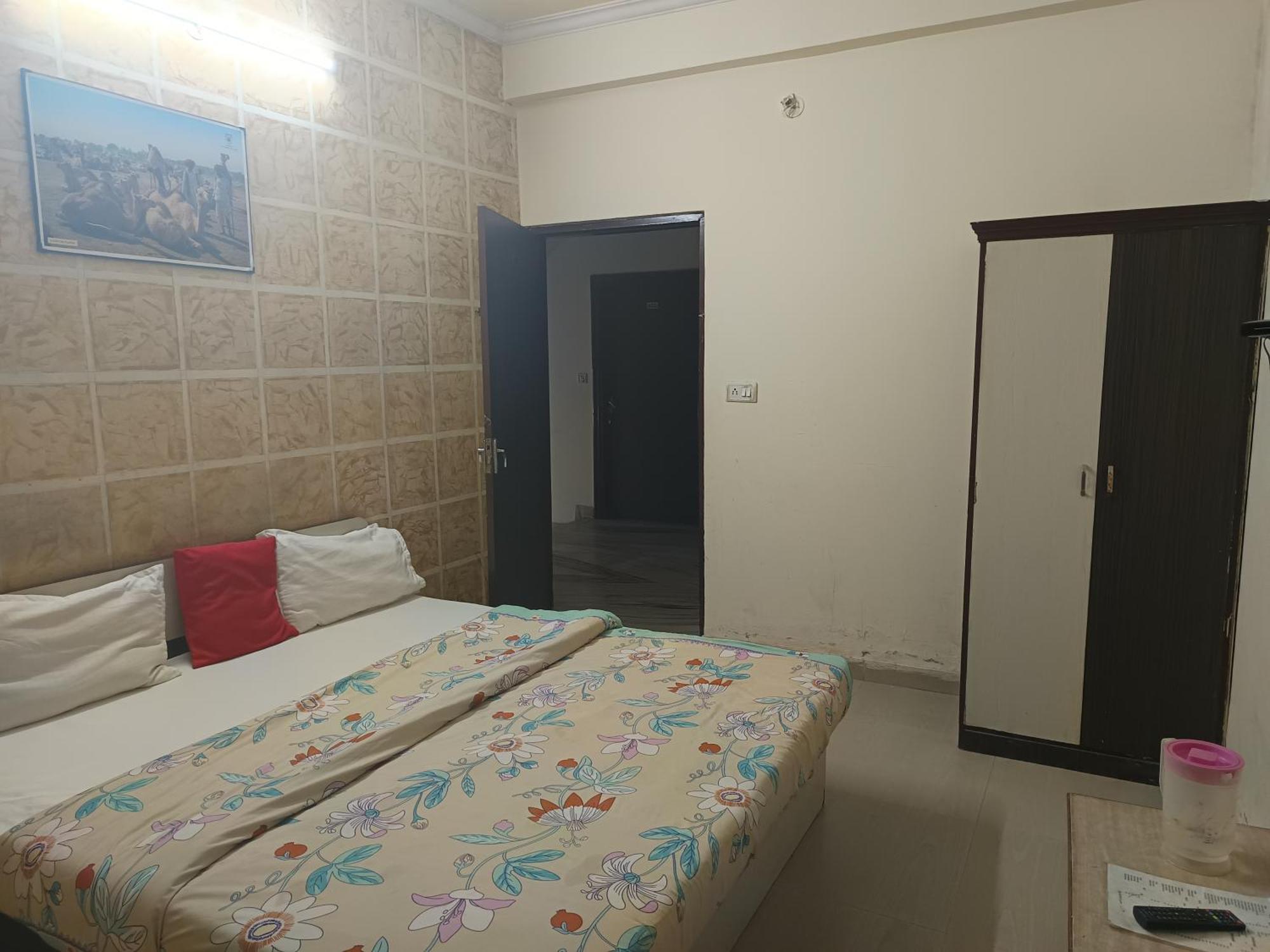 Hotel Shiv Angan 2*