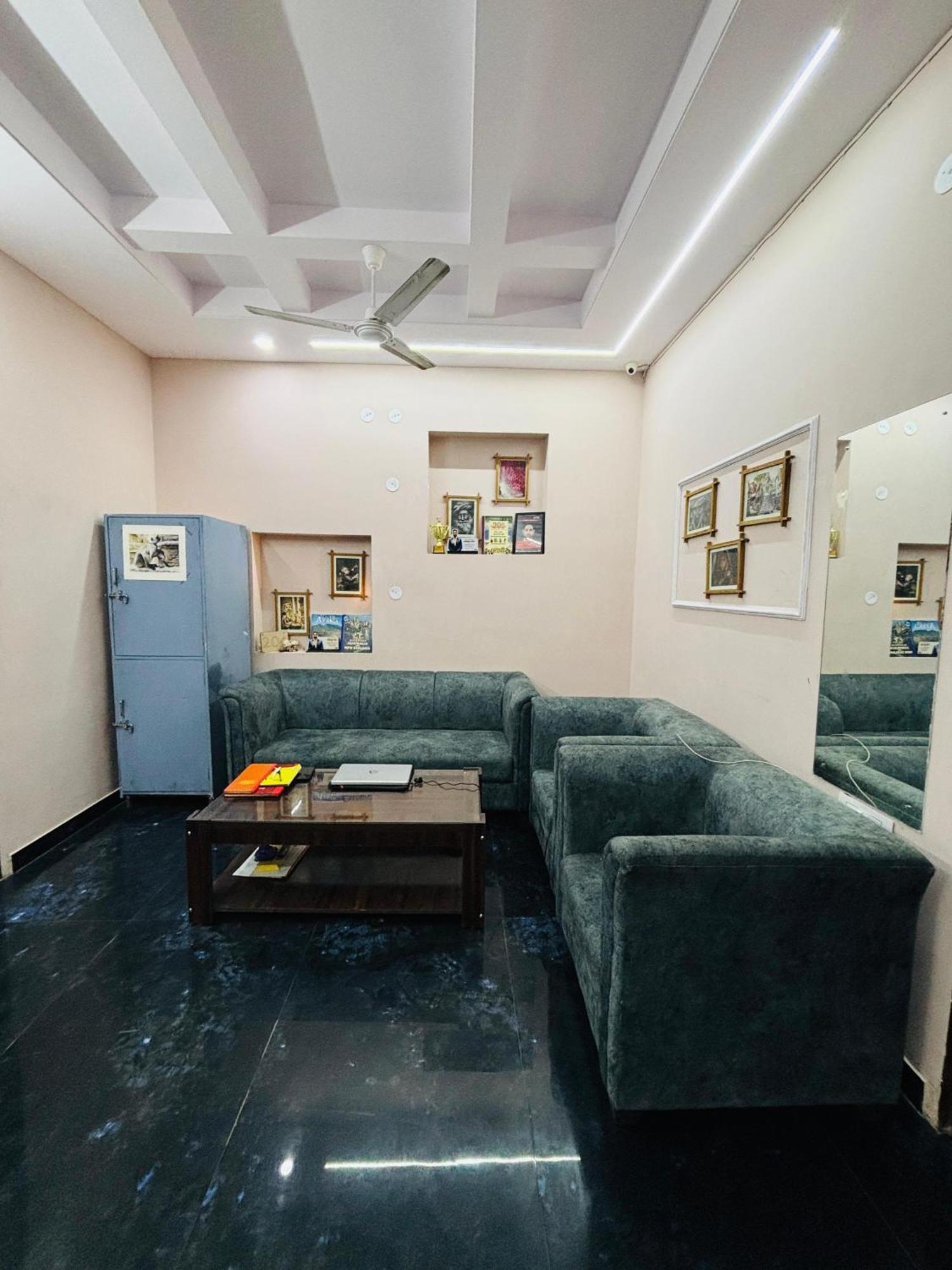 Cozy Near Civil Lines Metro Station *