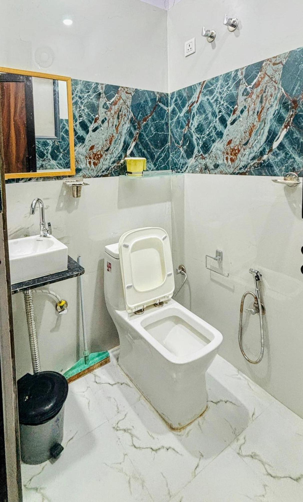 Cozy Near Civil Lines Metro Station Apartment *