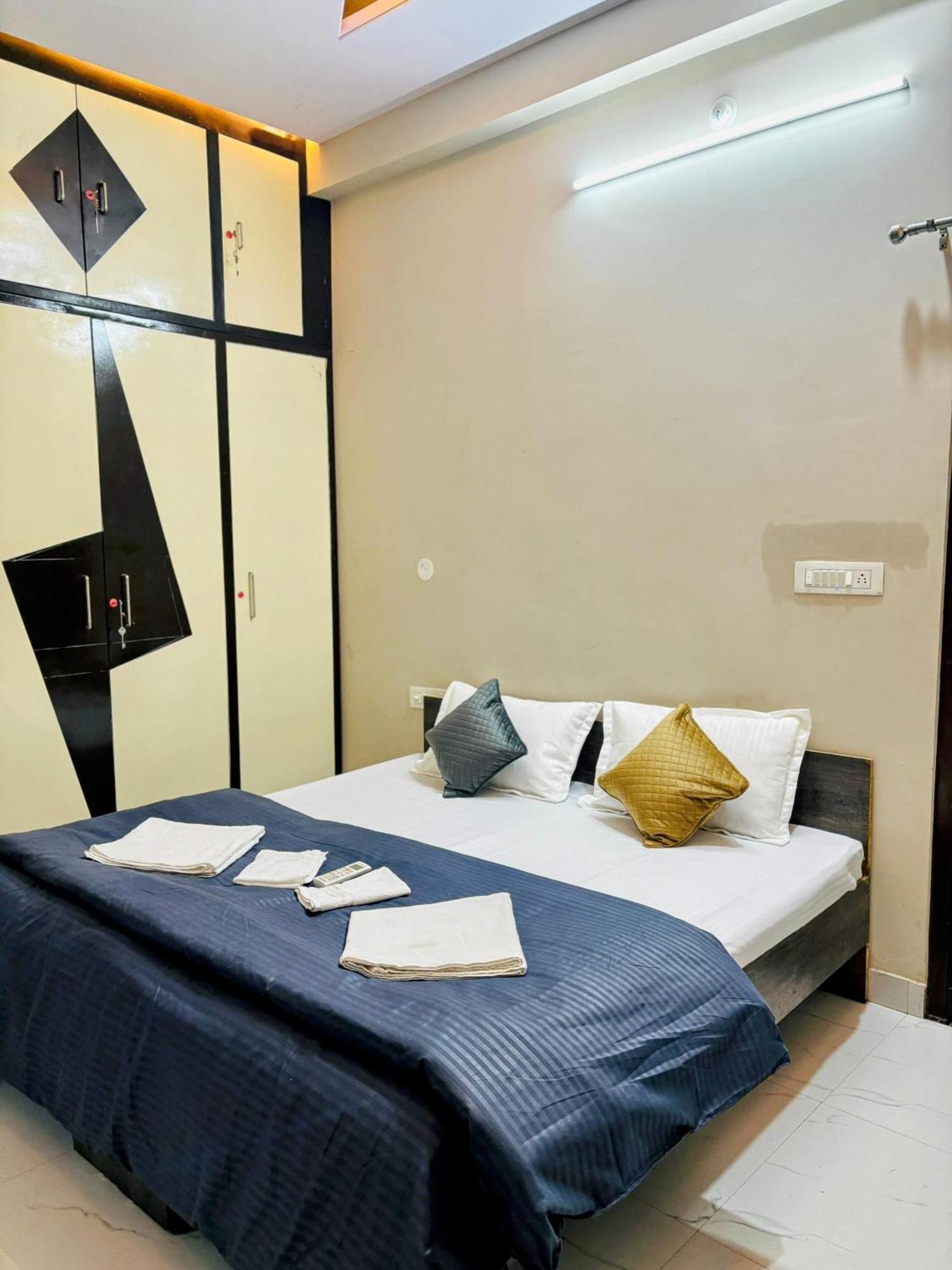 Apartment Cozy Near Civil Lines Metro Station *