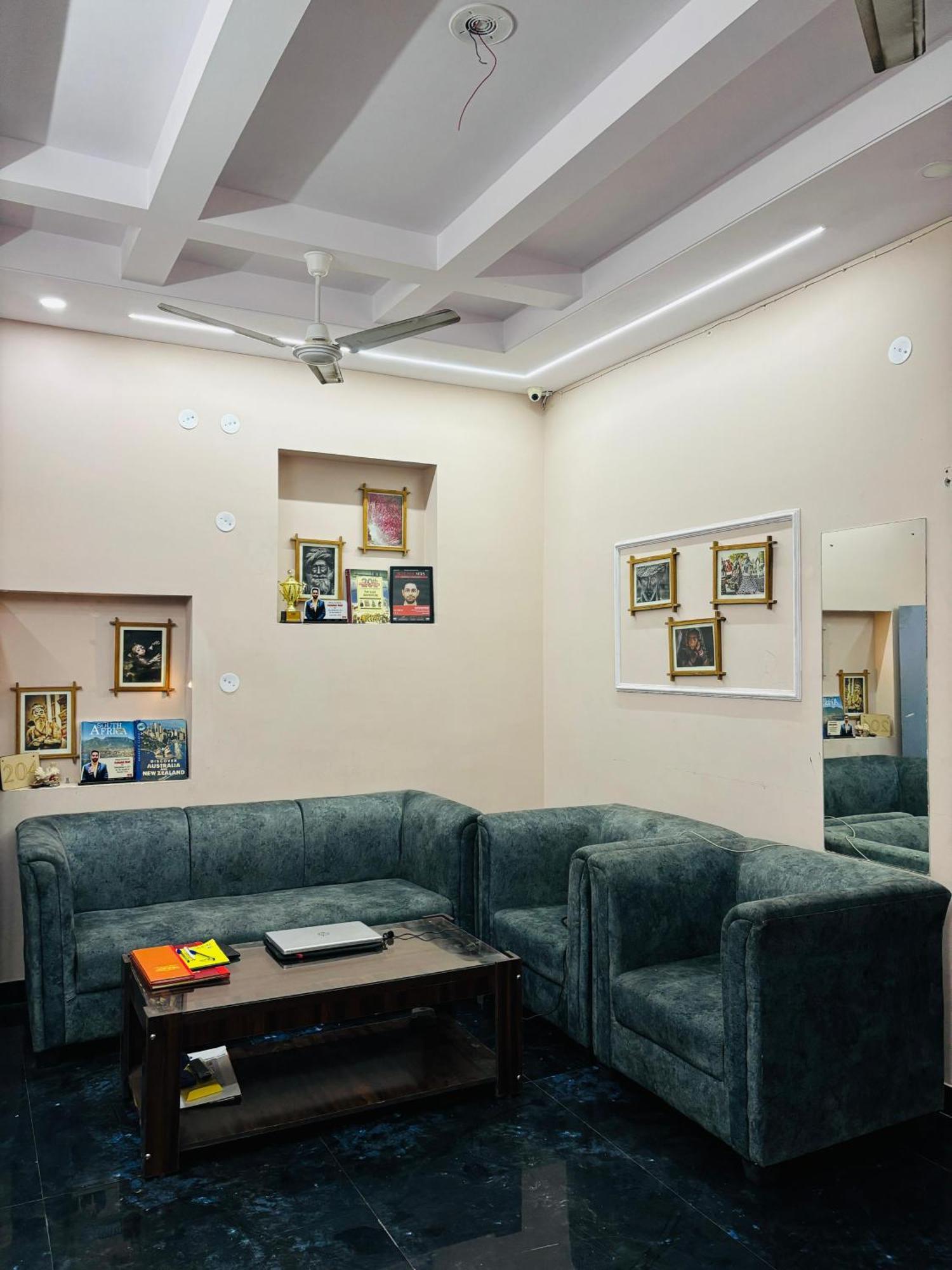 Cozy Near Civil Lines Metro Station